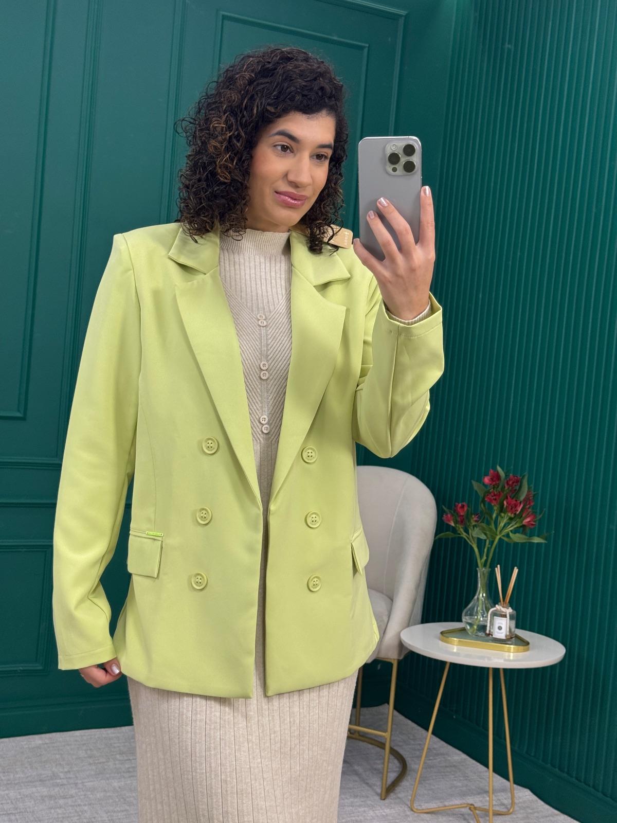 Blazer AlfaiatariaVerde Lima com Abotoamento Duplo - Flor de Lis