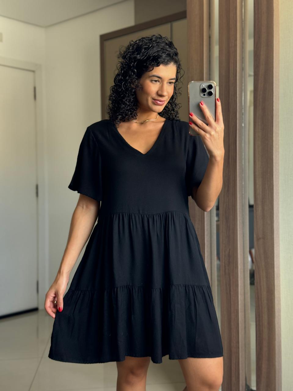 Vestido preto em viscose com decote V e corte três Marias - Clock House