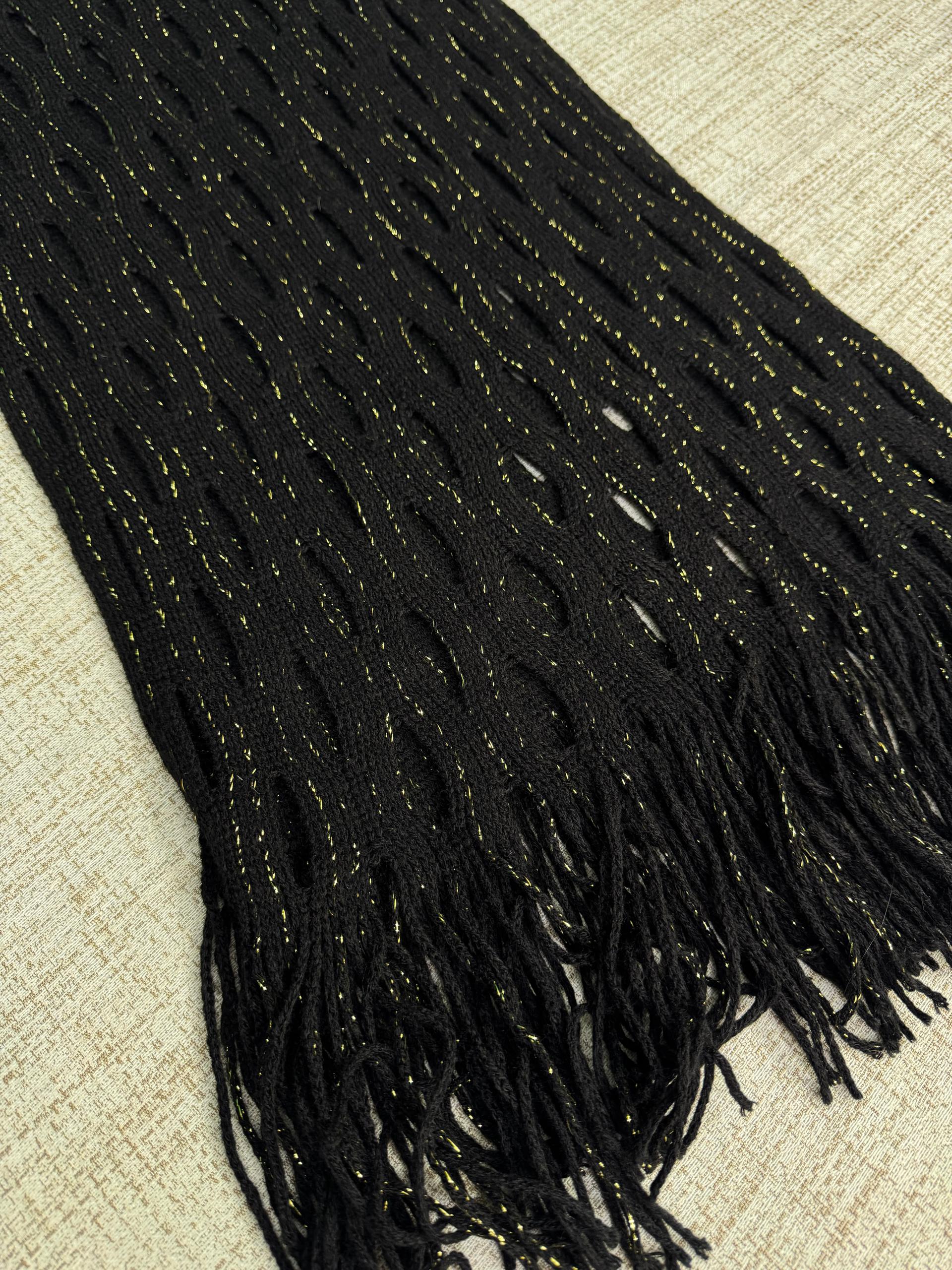 Cachecol em Tricô Preto com Fios de Brilho Dourado