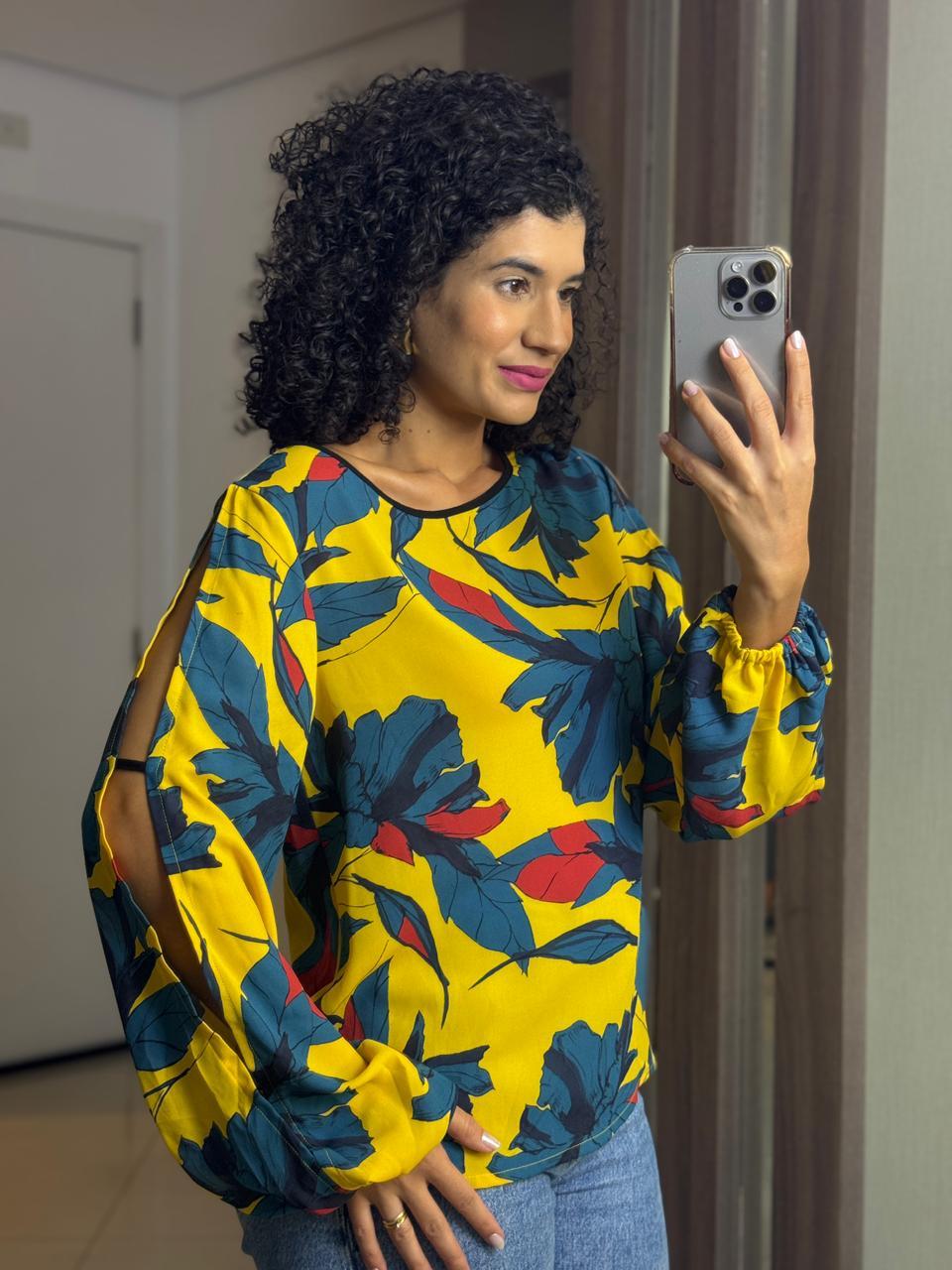 Blusa Estampa Floral Amarelo Petróleo e Vermelho com Detalhes Vazados - Animale