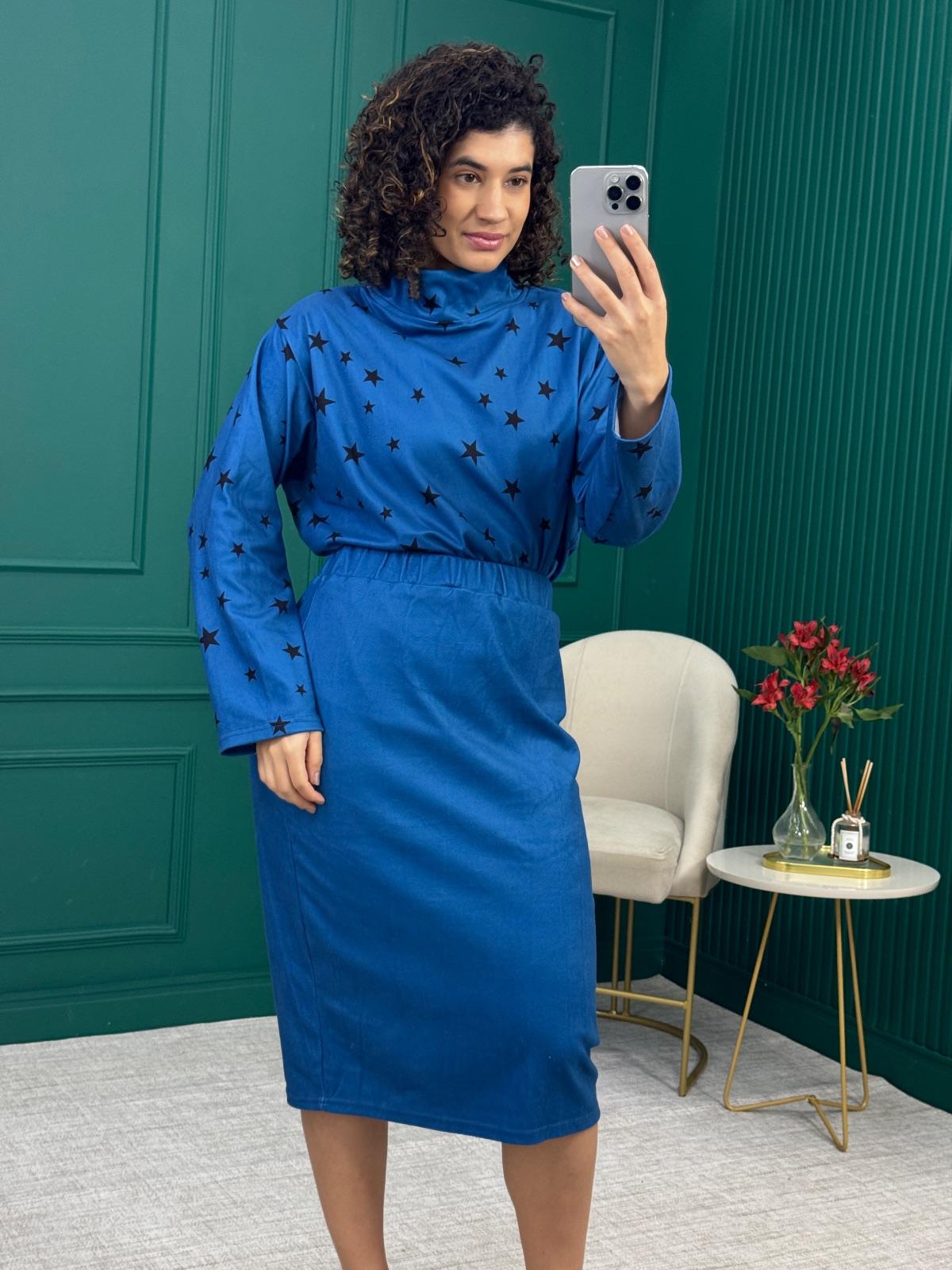 Conjunto Soft Azul de Blusa Manga Longa Gola Alta Estampa Estrelas e Saia Midi