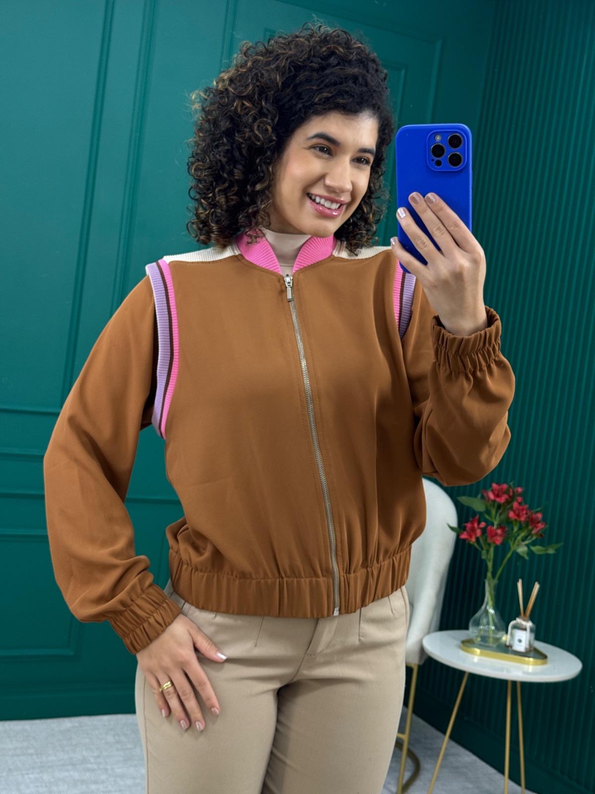 Jaqueta Bomber Marrom com Recortes em Tricot Rosa e Lilás - Sk