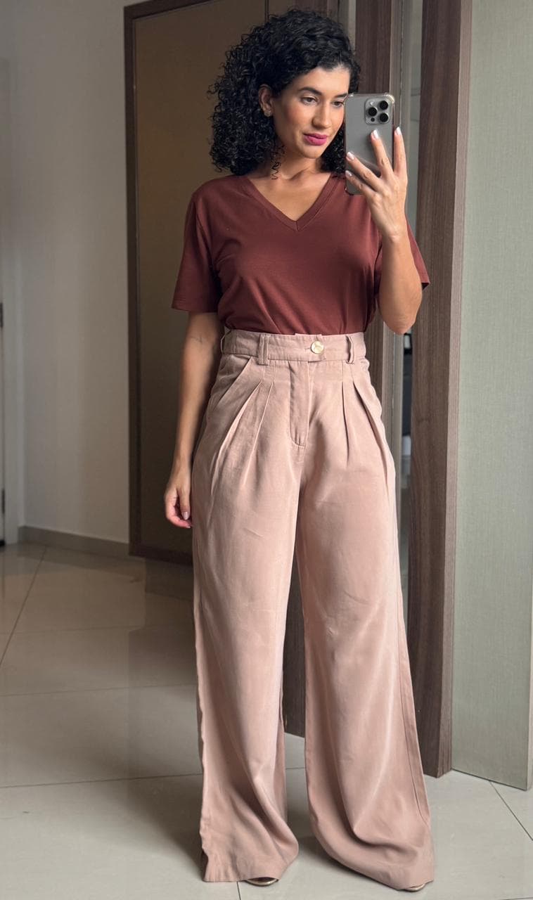 Calça Alfaiataria Bege com Pregas Bolso Faca e Passante - Chuá