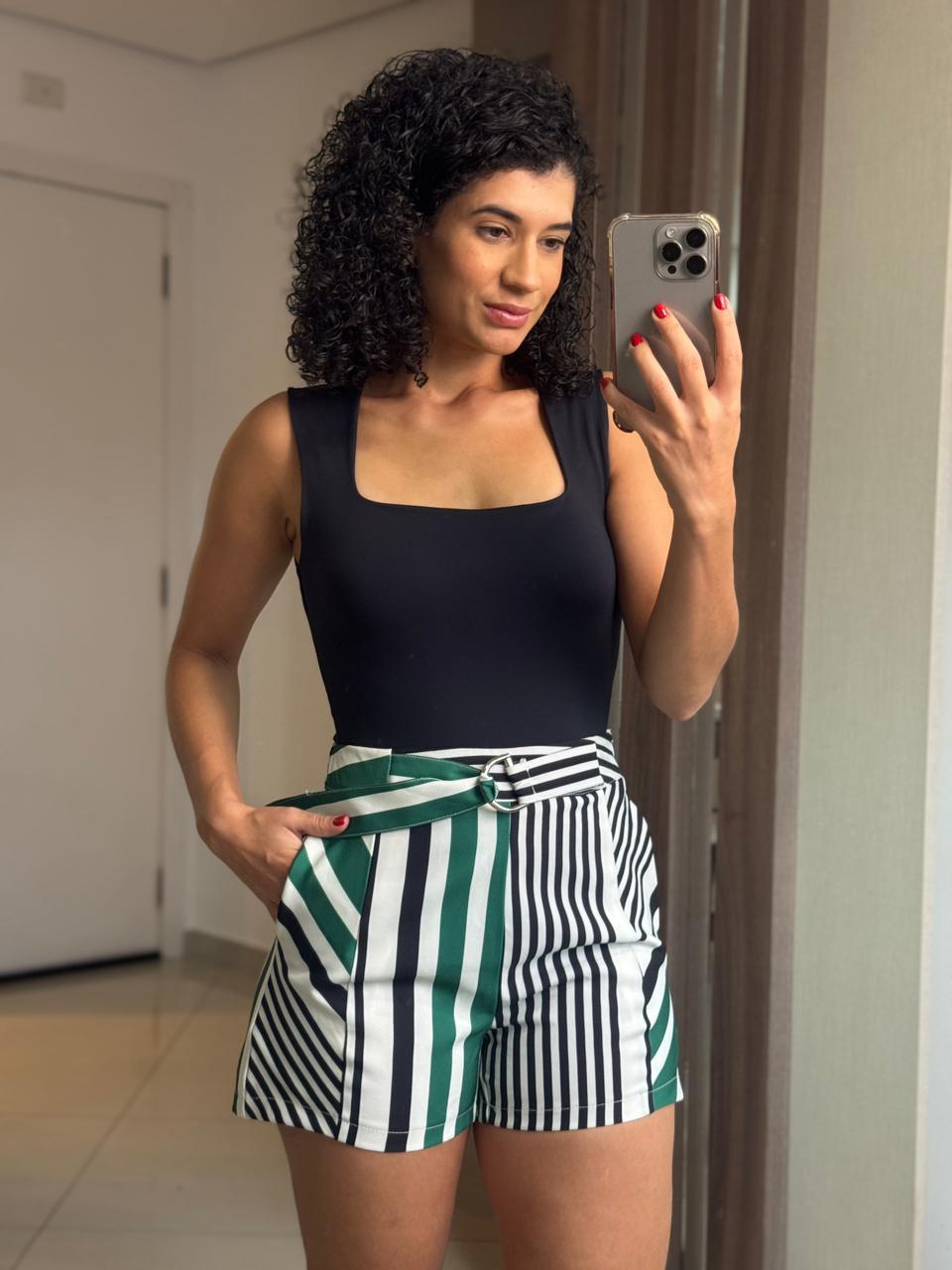 Shorts Listrado Branco/Verde/Preta com Zíper, Bolso e Cinto Embutido - Lemise
