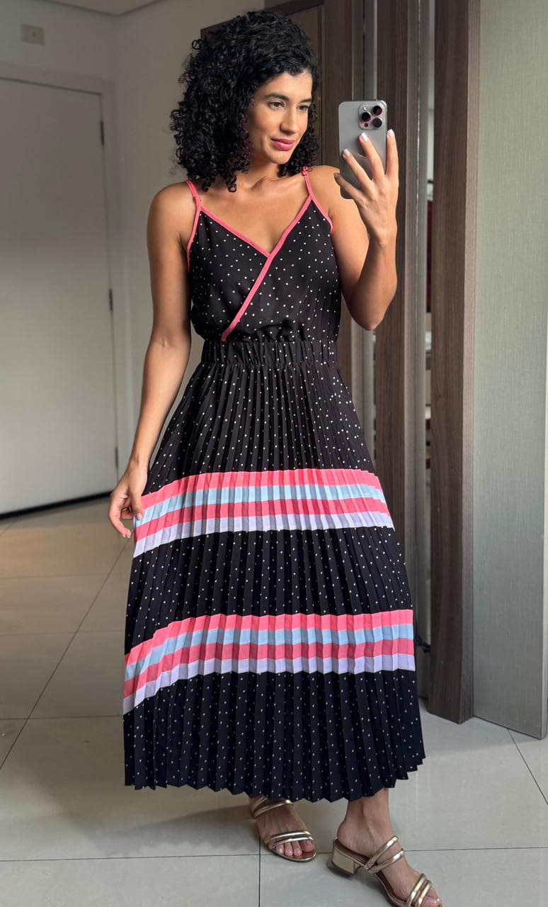 Vestido Plissado Preto com Estampa de Estrelas Detalhes Rosa com Forro e Alças Reguláveis - Chocoleite