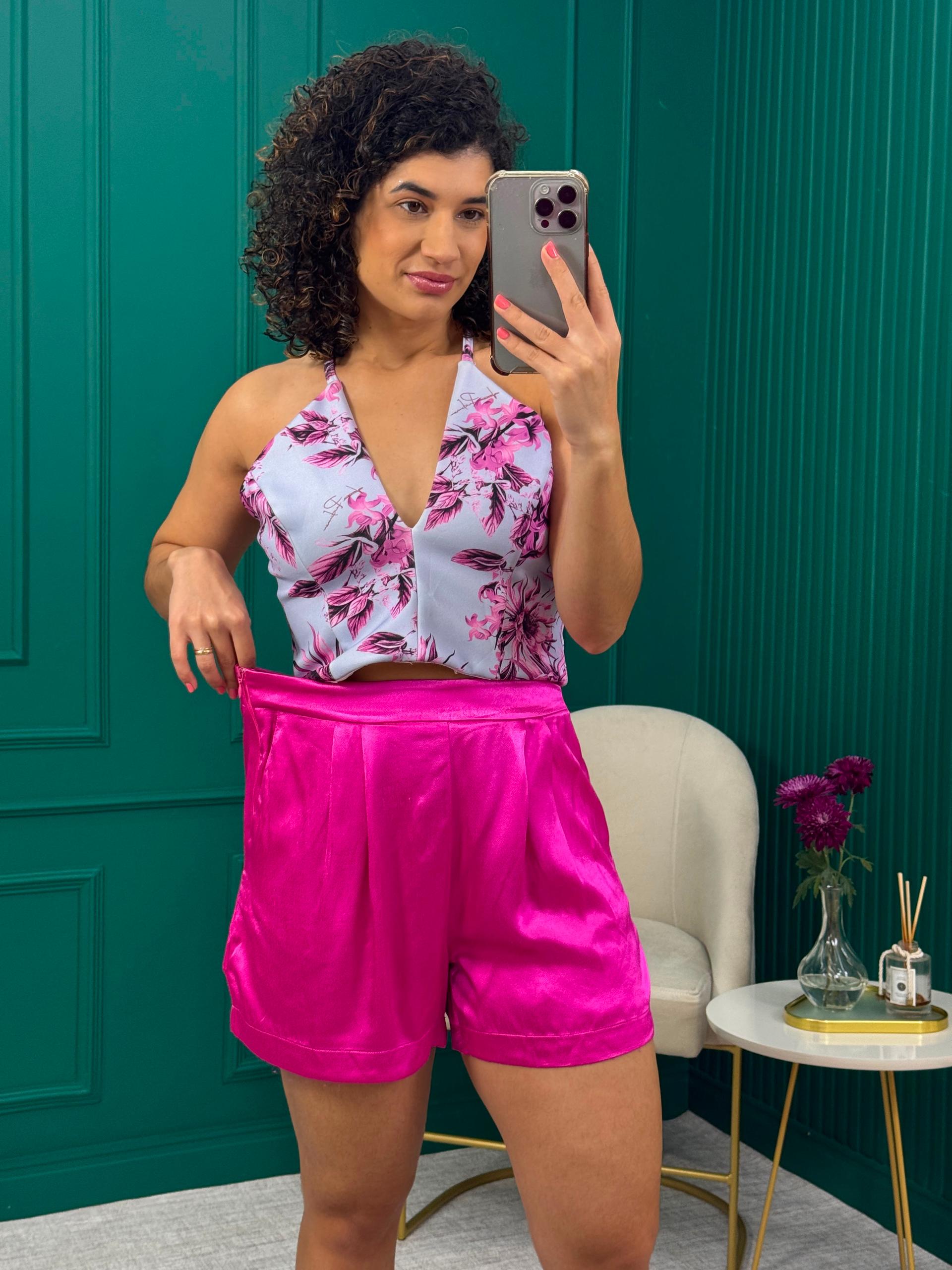 Shorts de Cetim Rosa Pink com Pregas e Bolsos - Flor de Lis