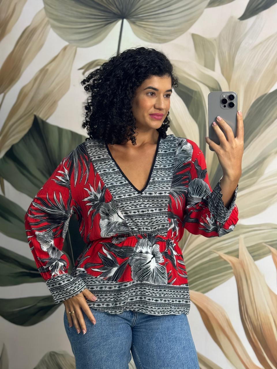 Blusa M/L em Viscose Vermelha com estampas Etinicas P&B - Colcci