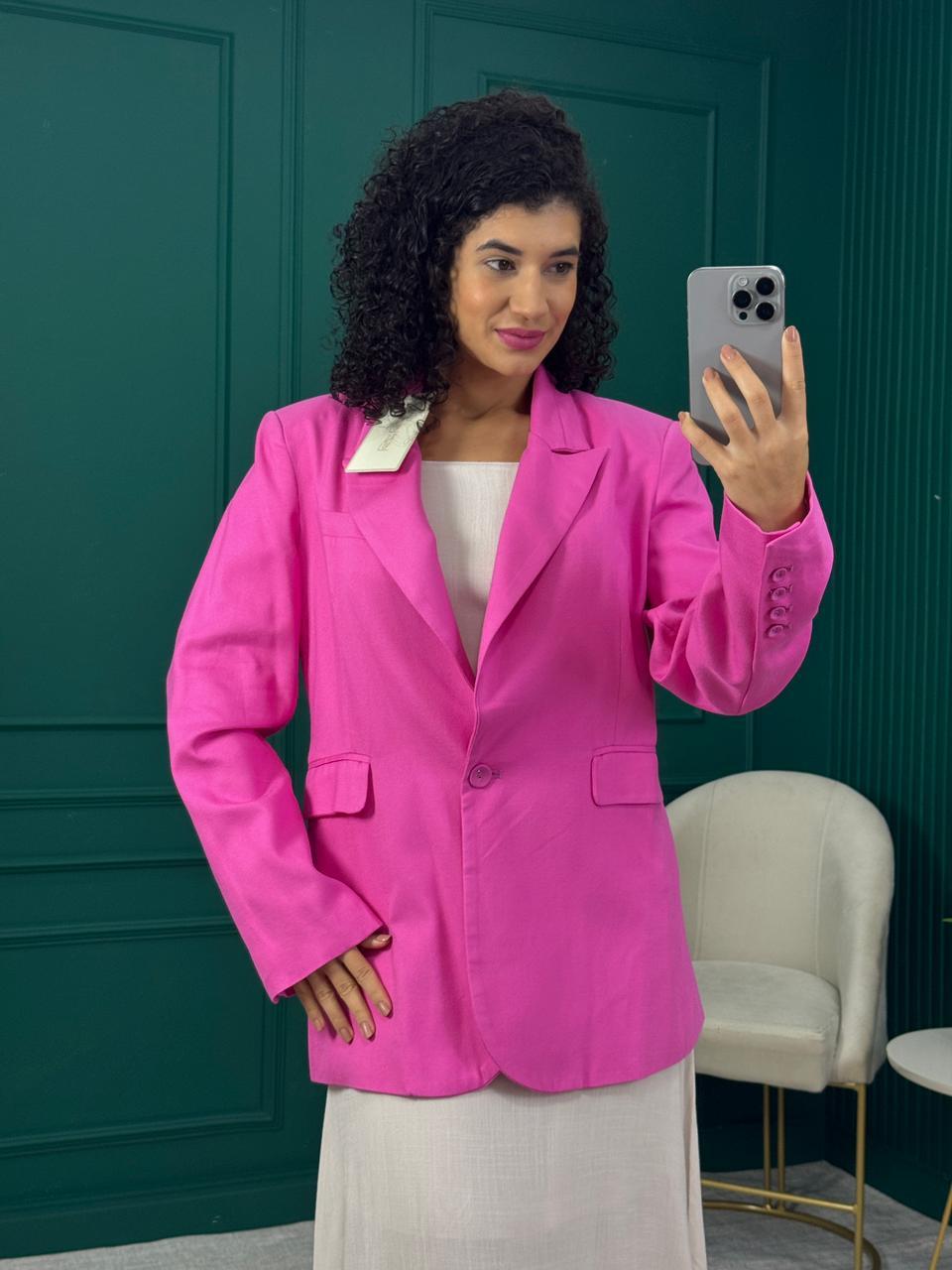 Blazer alfaiataria alongado em viscose rosa com forro, botão forrado e ombreira - Lez a Lez