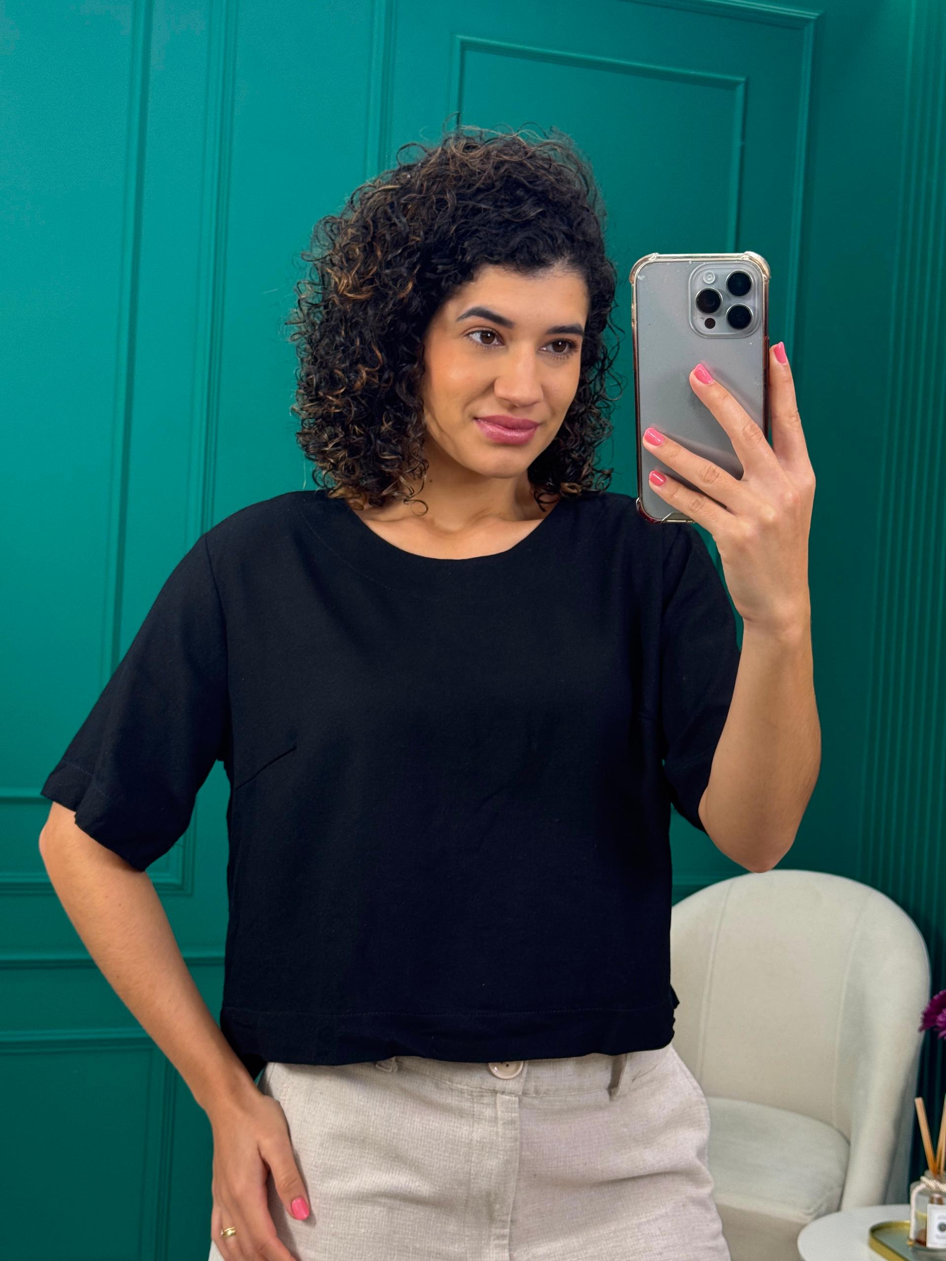 Blusa Preta em Viscolinho com Botão Traseiro