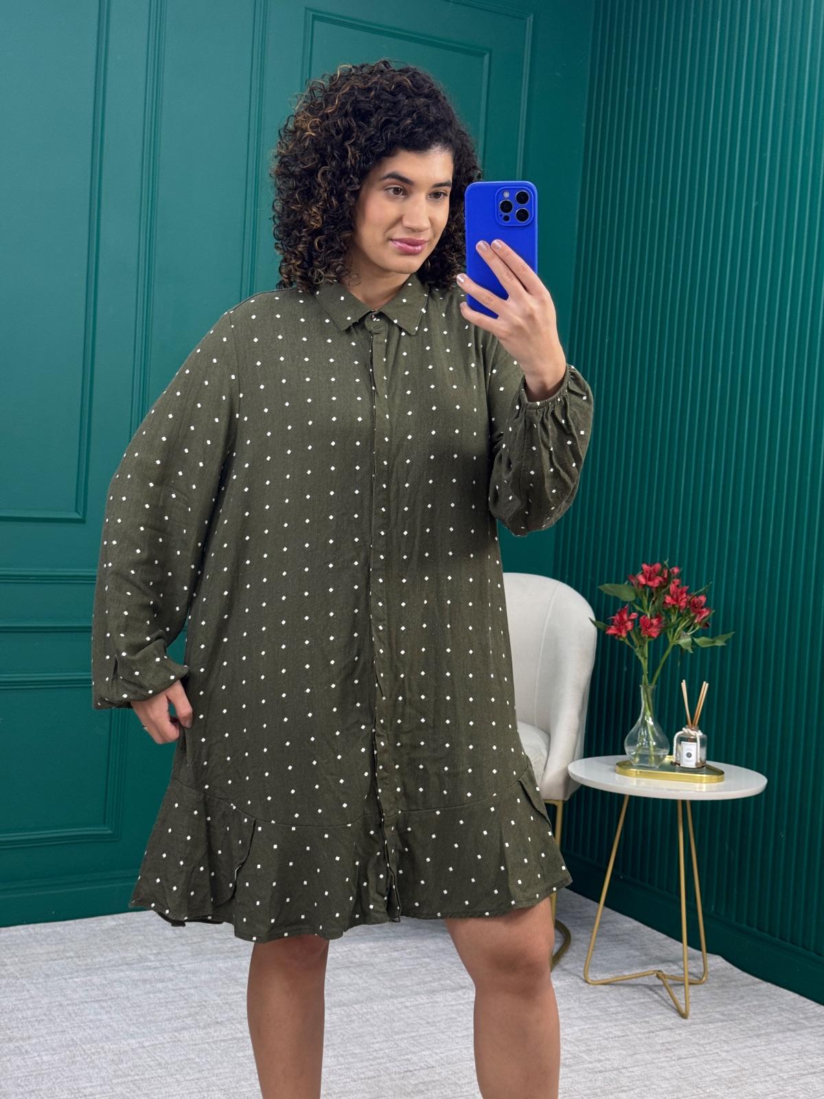 Vestido Chemise Curto Verde Militar com Estampa Geométrica e Babado - DZARM