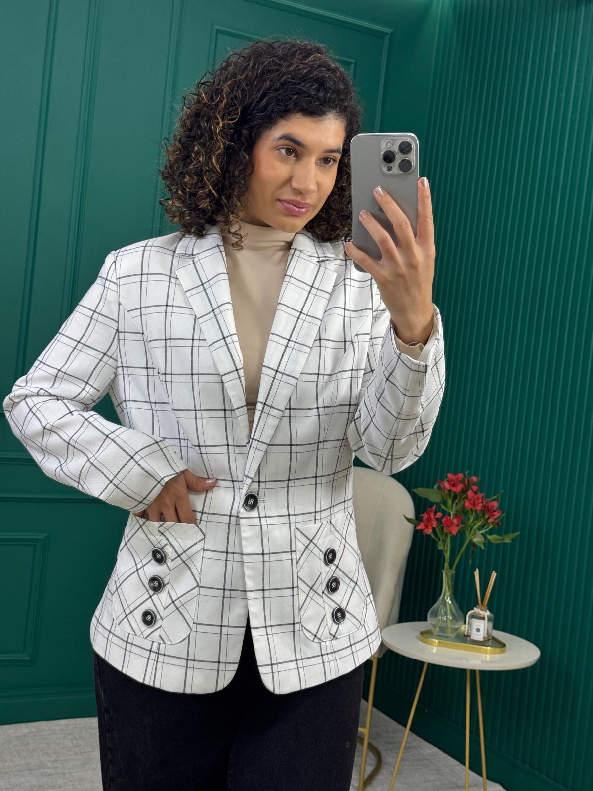 Blazer Alfaiataria Branco Xadrez Grid com Botões Decorativos nos Bolsos