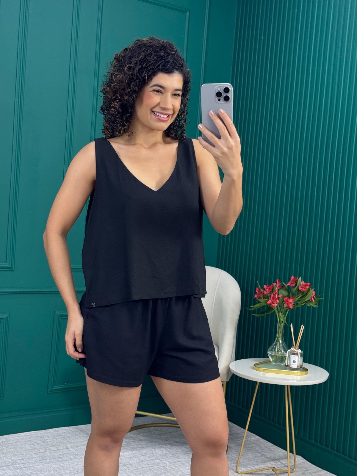 Conjunto Preto em Viscose e Linho com Regata Decote V e Shorts - Amô Brand