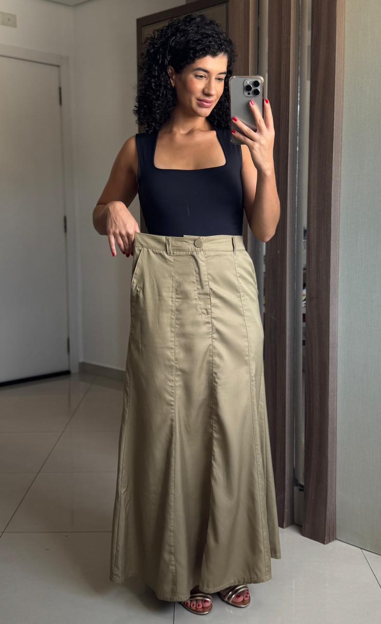Saia Longa Cáqui 100% Tencel com Friso, Bolsos, Passante e Botão Forrado - Flor de Lis
