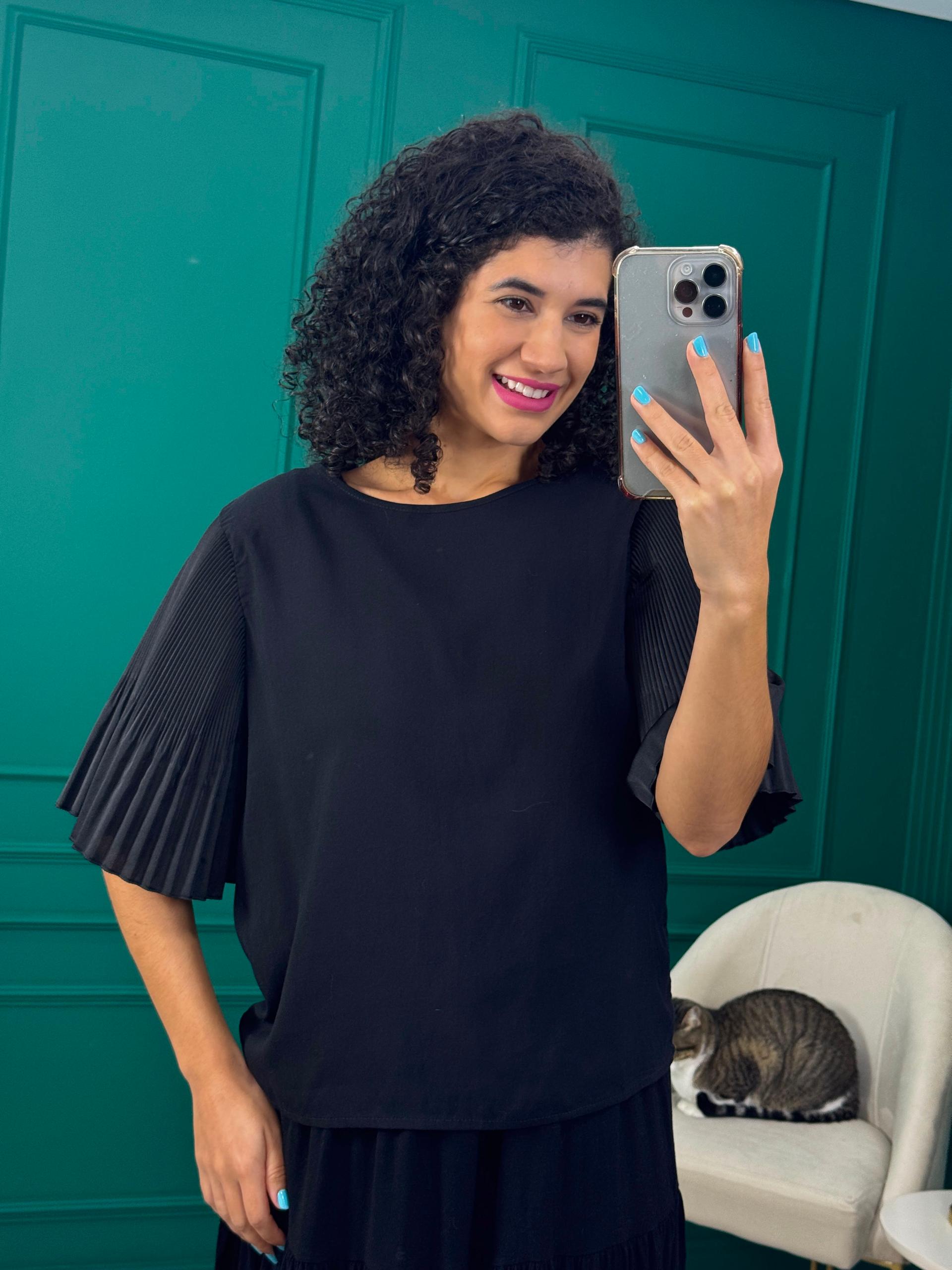 Blusa preta em viscose com mangas plissadas Patrícia Foster