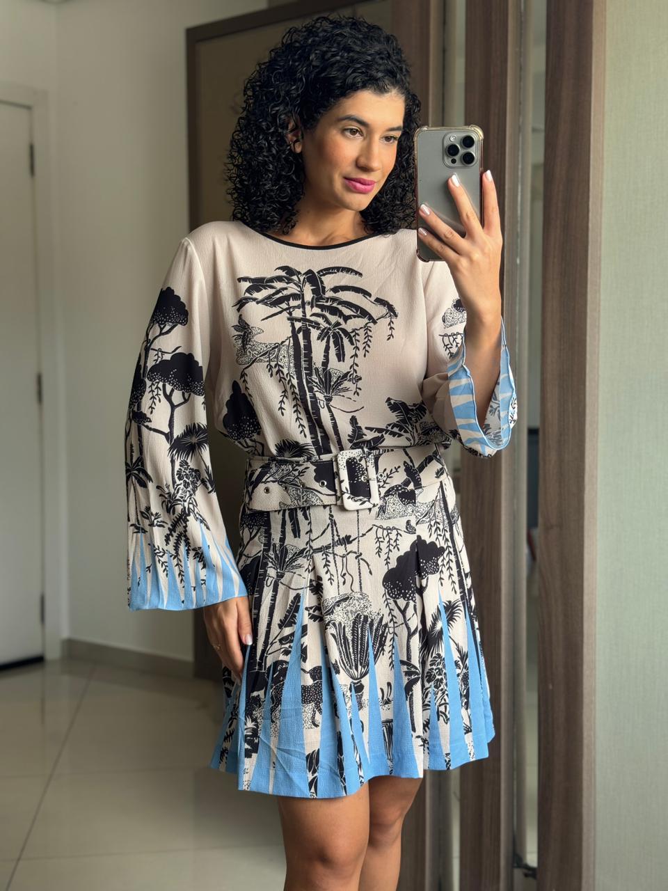 Conjunto com estampa fauna e flora tropical nas cores bege, preto e azul (blusa/saia/cinto)- Linda de Morrer
