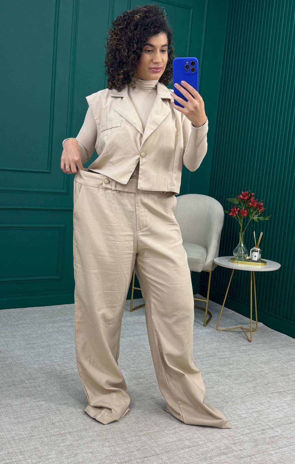 Conjunto de Colete Alfaiataria Cropped e Calça Pantalona Bege em Viscose e Poliéster - Moysa Fashion
