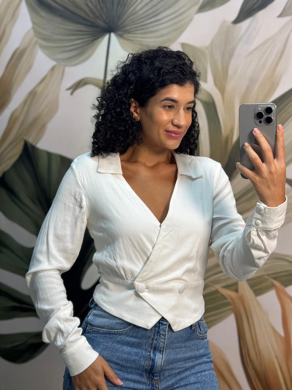 Blusa cropped off-white em viscose texturizada com decote V, gola, manga longa e botões forrados - Lily Belle