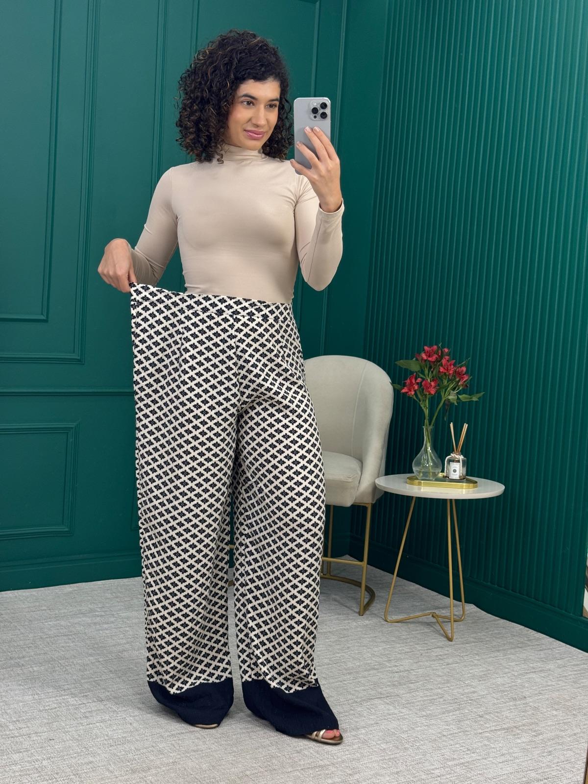 Calça Pantalona Estampa Floral Off White e Marinho com Barra Contrastante - Zara