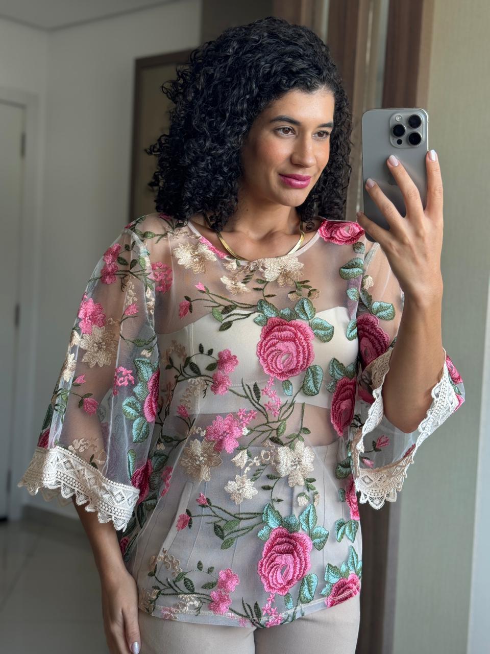 Blusa Transparência com Bordados Florais e Renda Guipir no Punho - Colcci