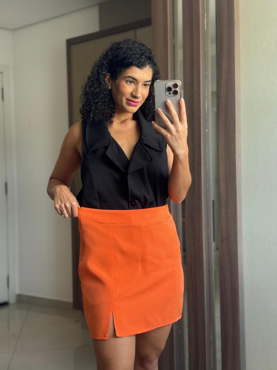 Shorts saia alfaiataria laranja com fenda e zíper lateral - Mi & Co
