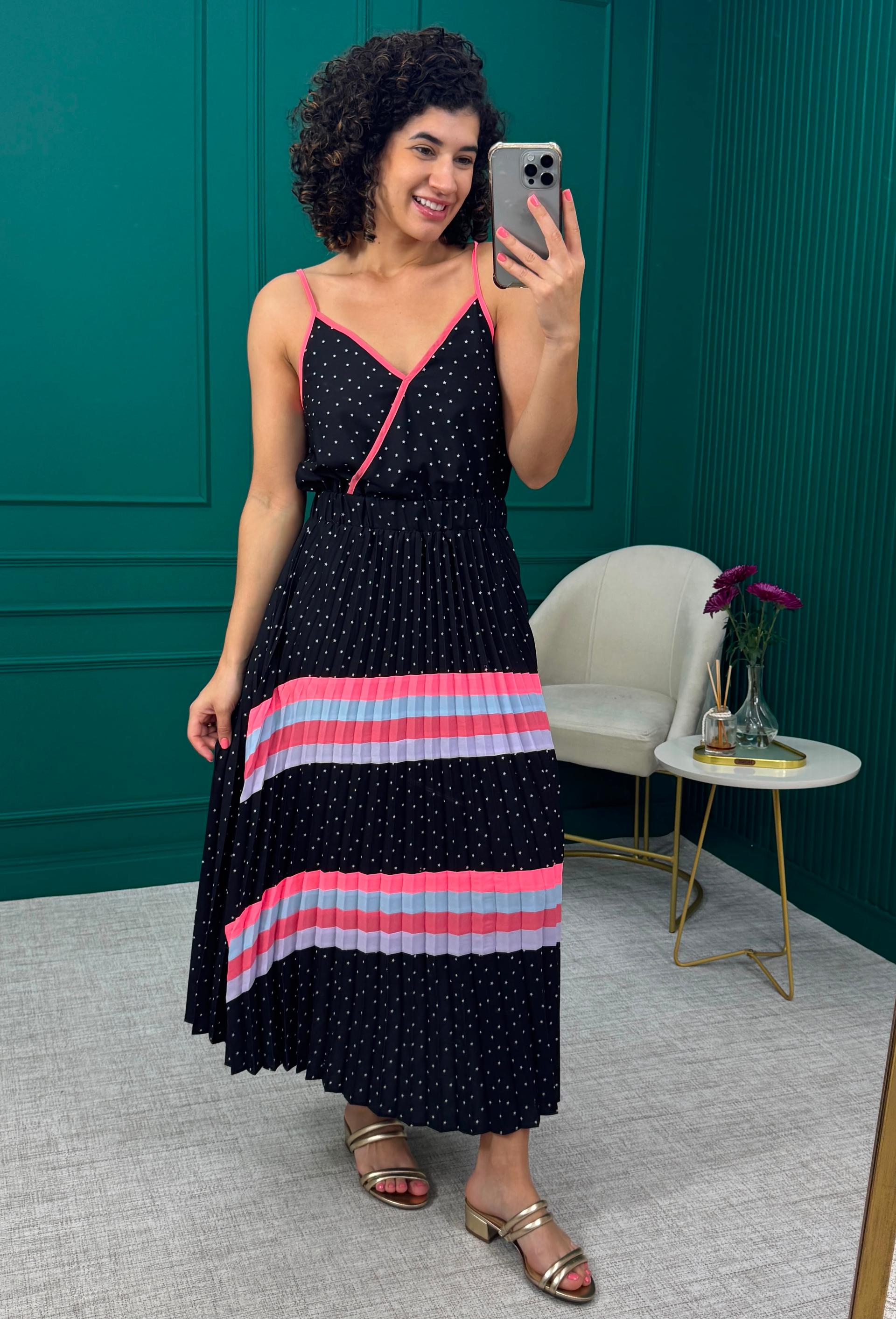 Vestido Midi Plissado Preto com Estampa de Estrelas e detalhes Rosa - Chocoleite