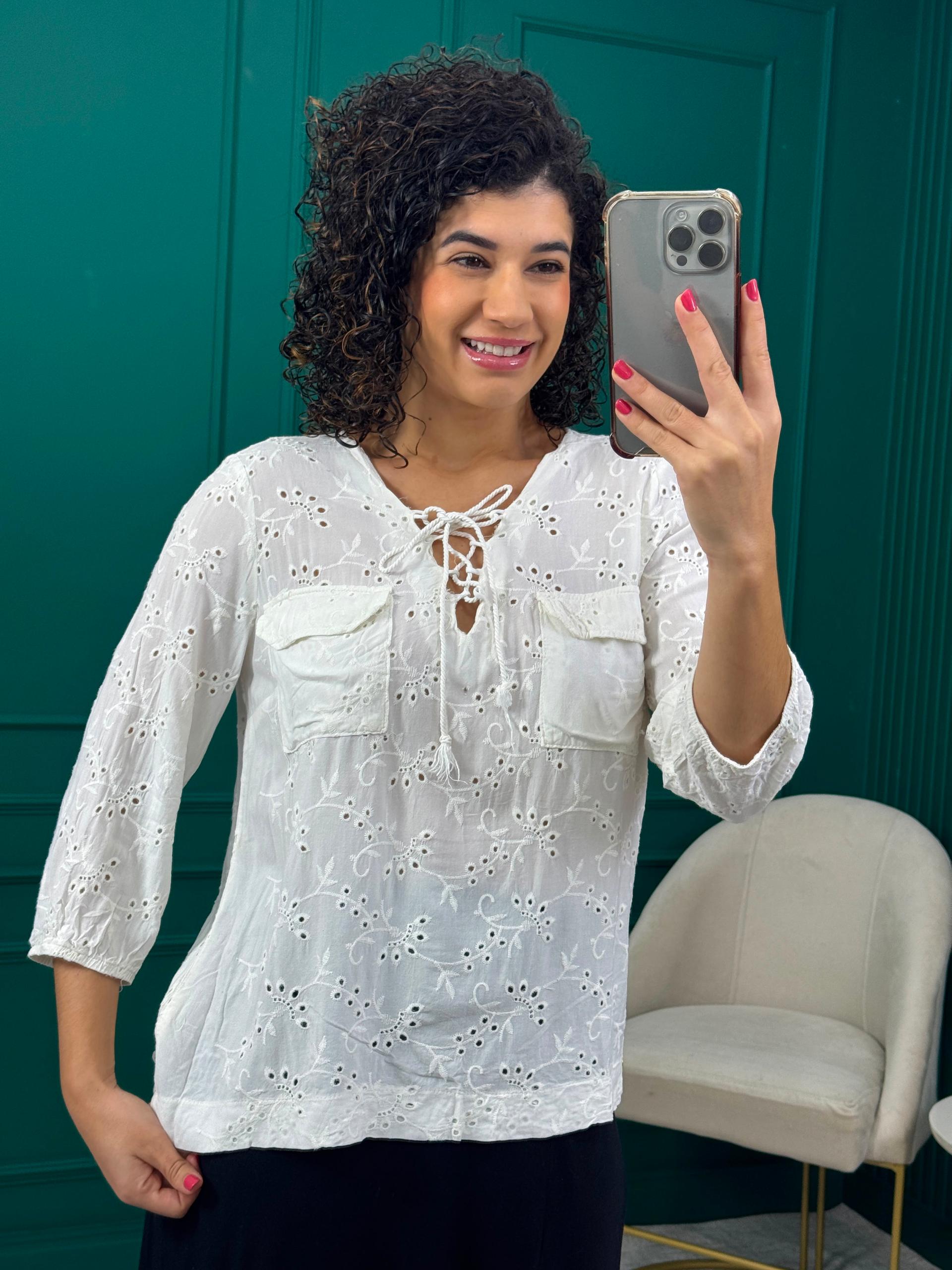 Blusa Meia Manga Branca em Laise com Bolsos - Encantos