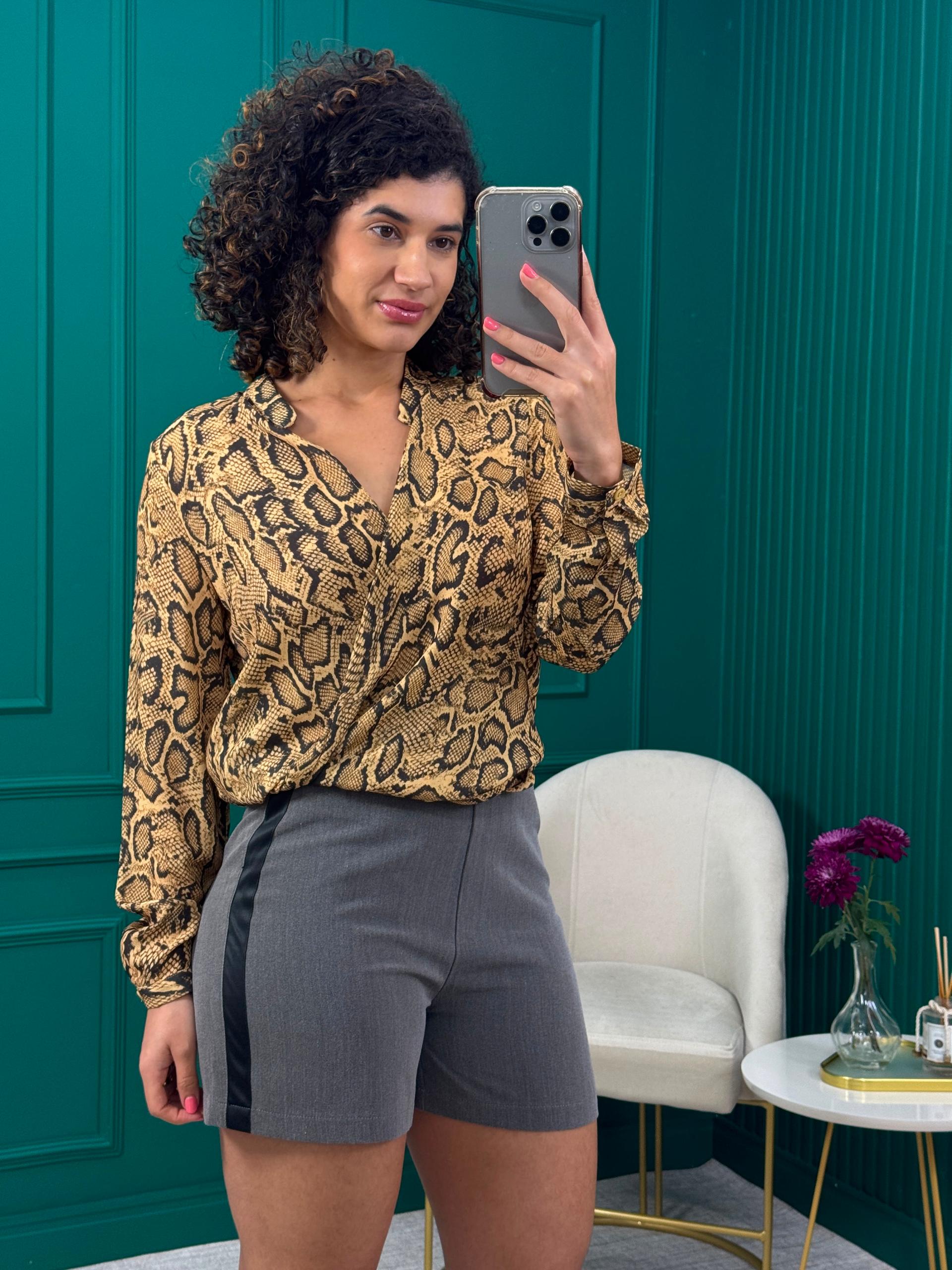 Shorts de Alfaiataria Cinza com Faixa Lateral e Detalhes Pretos - IL SHIN