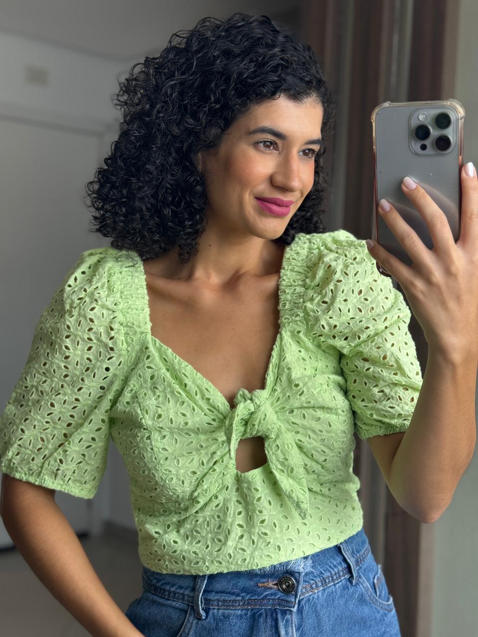 Cropped verde em lese 100% algodão com manga princesa e lastex