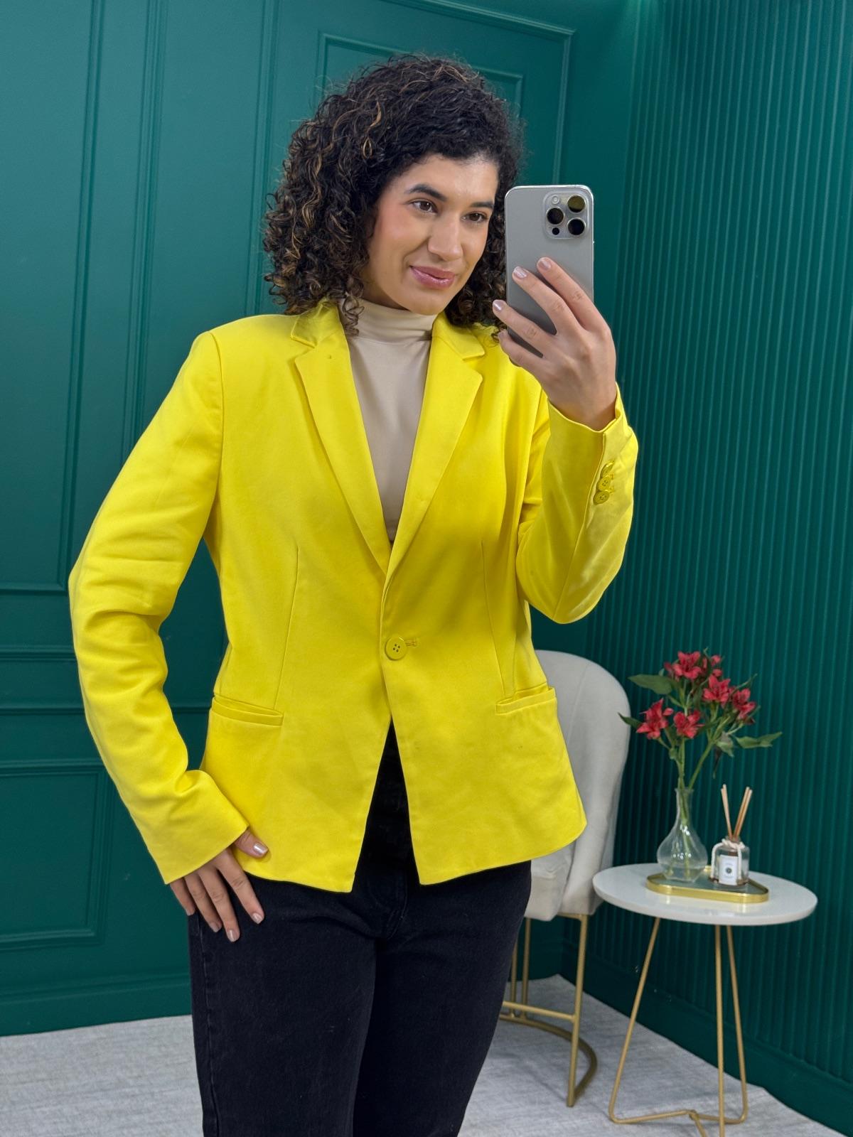 Blazer Amarelo com Forro Listrado, Ombreira e botões de metal esmaltados - Zara