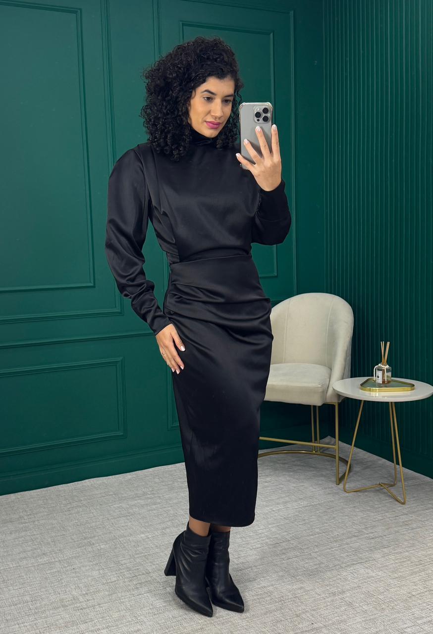 Vestido Longo Acetinado Preto com Botões Forrados no Punho, Forro, Gola Alta e Drapeado