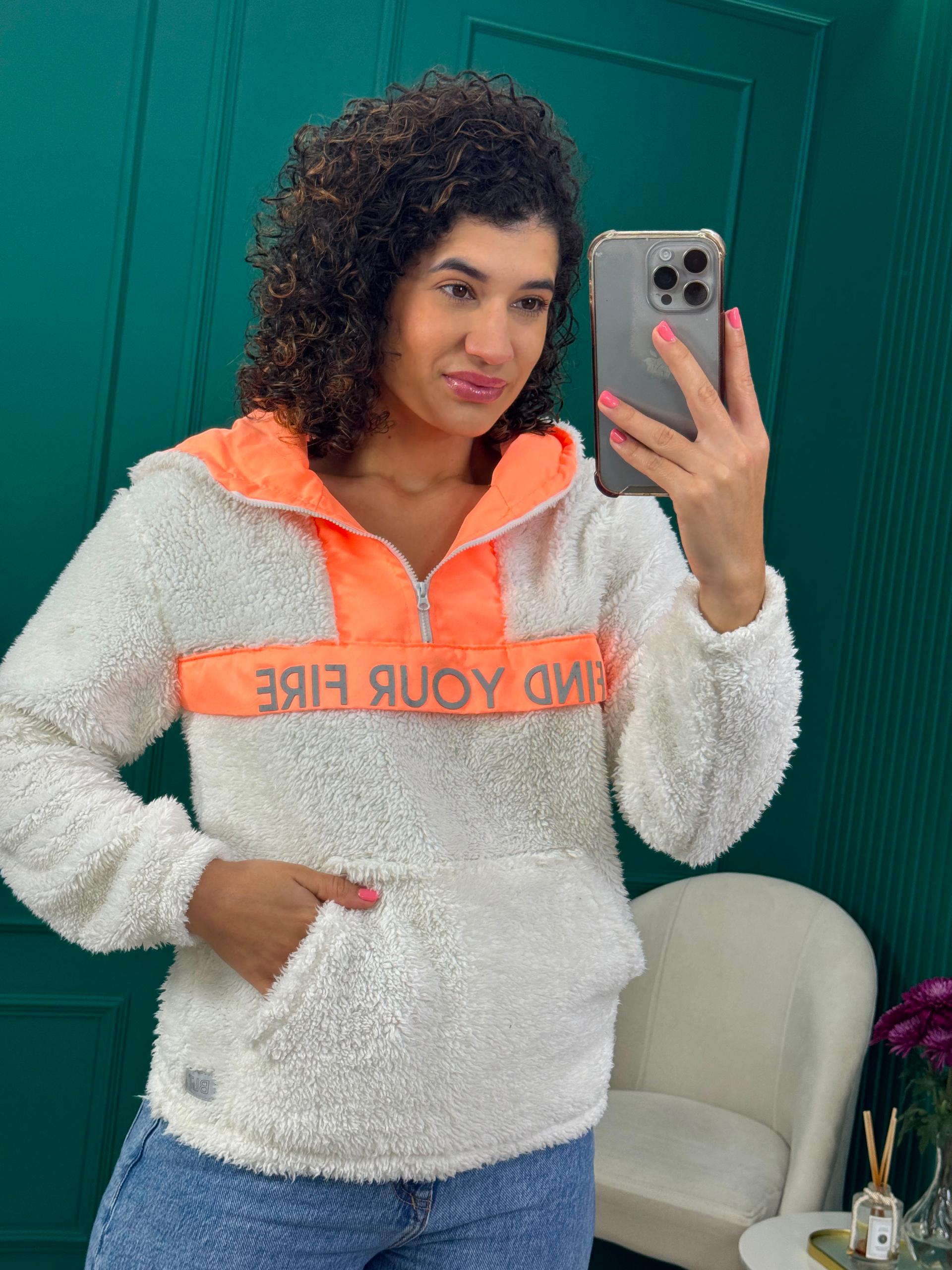 Blusão Teddy Branco com Detalhes Laranja, Capuz, Bolso canguru e zíper - Biliton