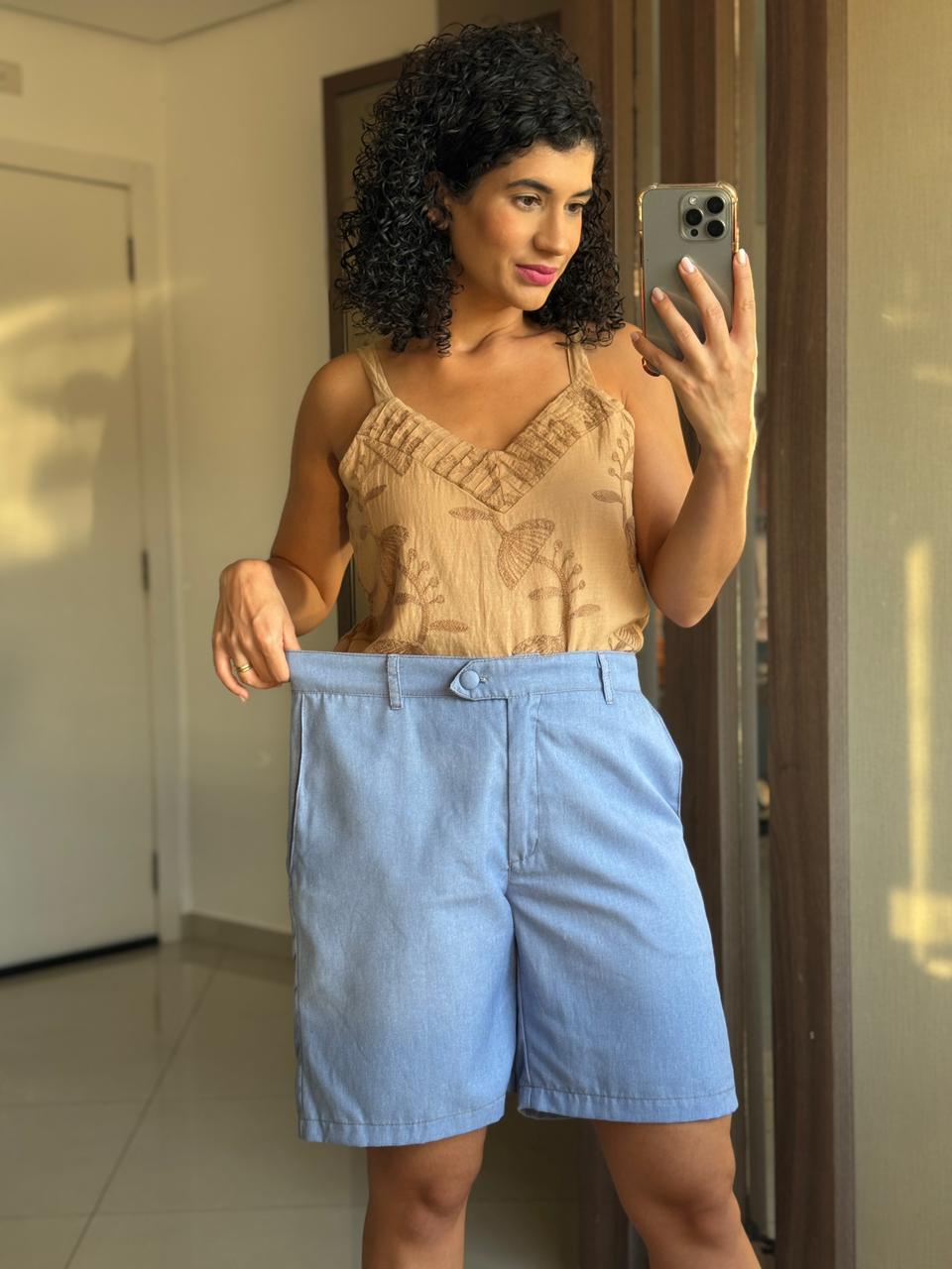 Bermuda azul com botão forrado e bolso faca - RW