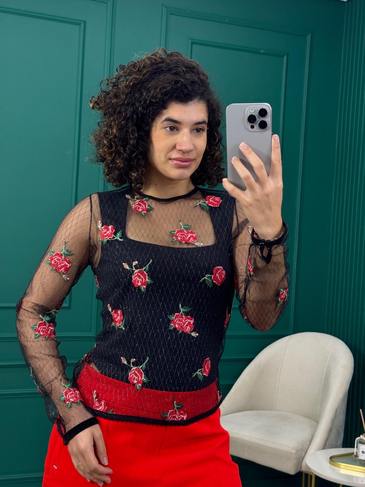 Blusa de Tule Preta com Bordado de Rosas e Brilho - Flor Linda