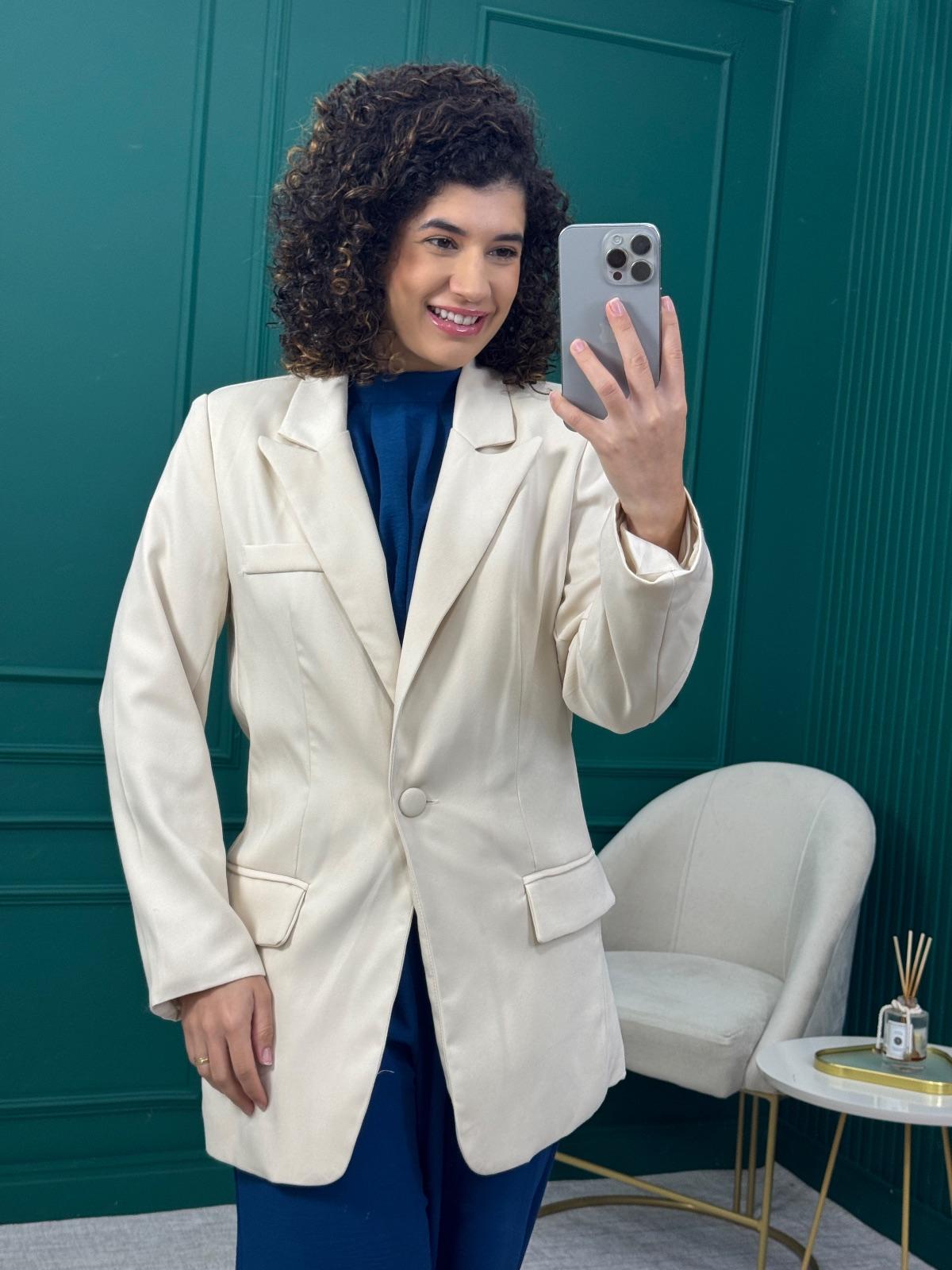Blazer Off White com Forro, Ombreira e Bolsos - Amaram