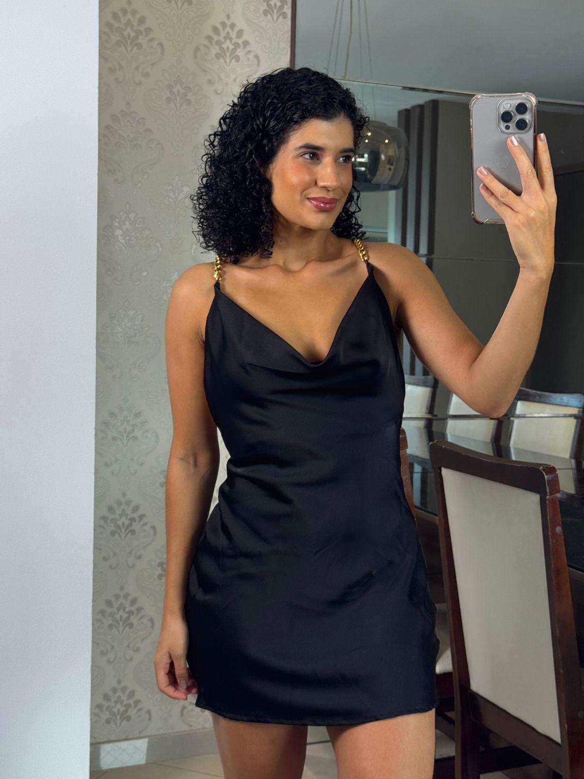 Vestido preto acetinado com corrente - Blitz
