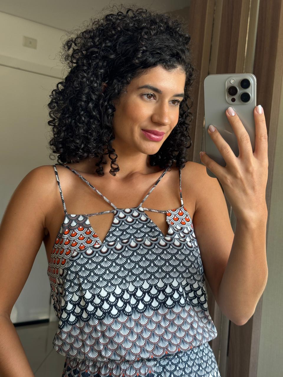 Vestido Midi Estampa Leques Preto/Branco/Laranja com Elástico Fenda e Alças Finas - Colcci