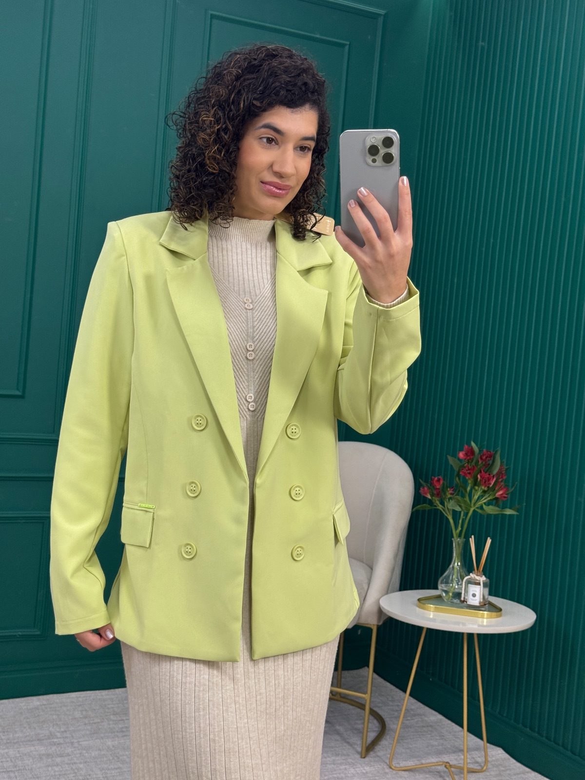 Blazer AlfaiatariaVerde Lima com Abotoamento Duplo - Flor de Lis