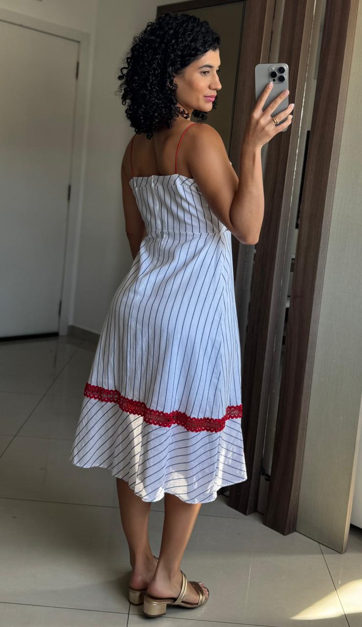 Vestido midi listrado azul/branco com bordado,entremeio em renda e alça fina vermelha - Colcci