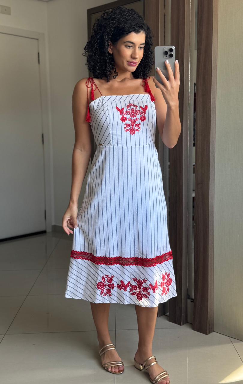 Vestido midi listrado azul/branco com bordado,entremeio em renda e alça fina vermelha - Colcci