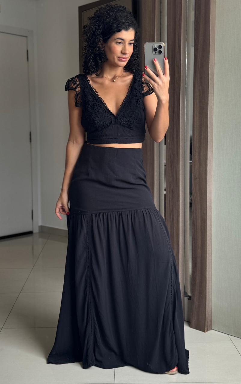 Vestido Longo Preto em Viscolinho com Aplicação de Renda Guipure, Zíper e Ponto Palito - Tuart