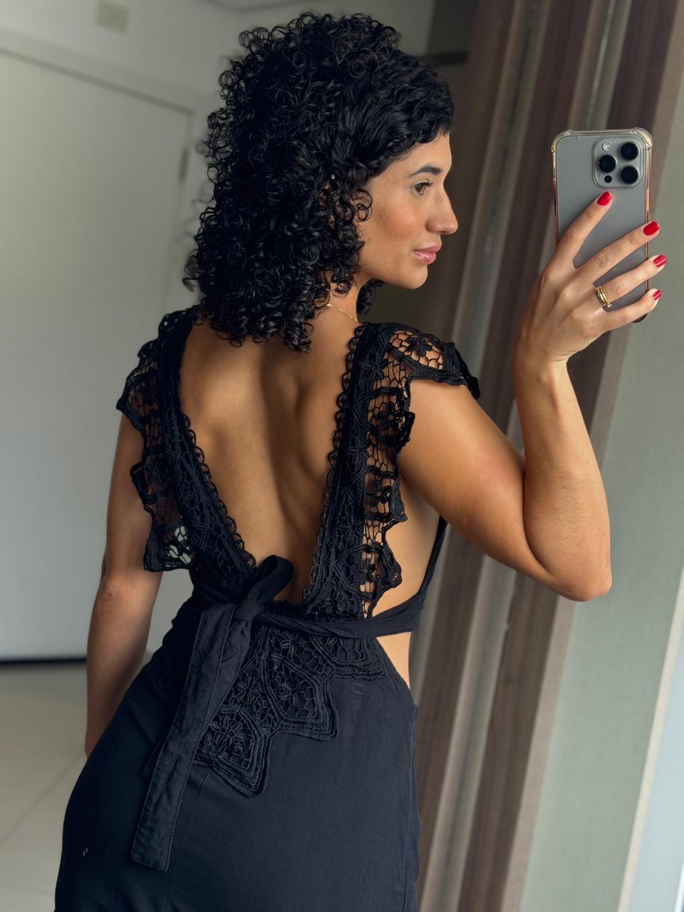 Vestido Longo Preto em Viscolinho com Aplicação de Renda Guipure, Zíper e Ponto Palito - Tuart
