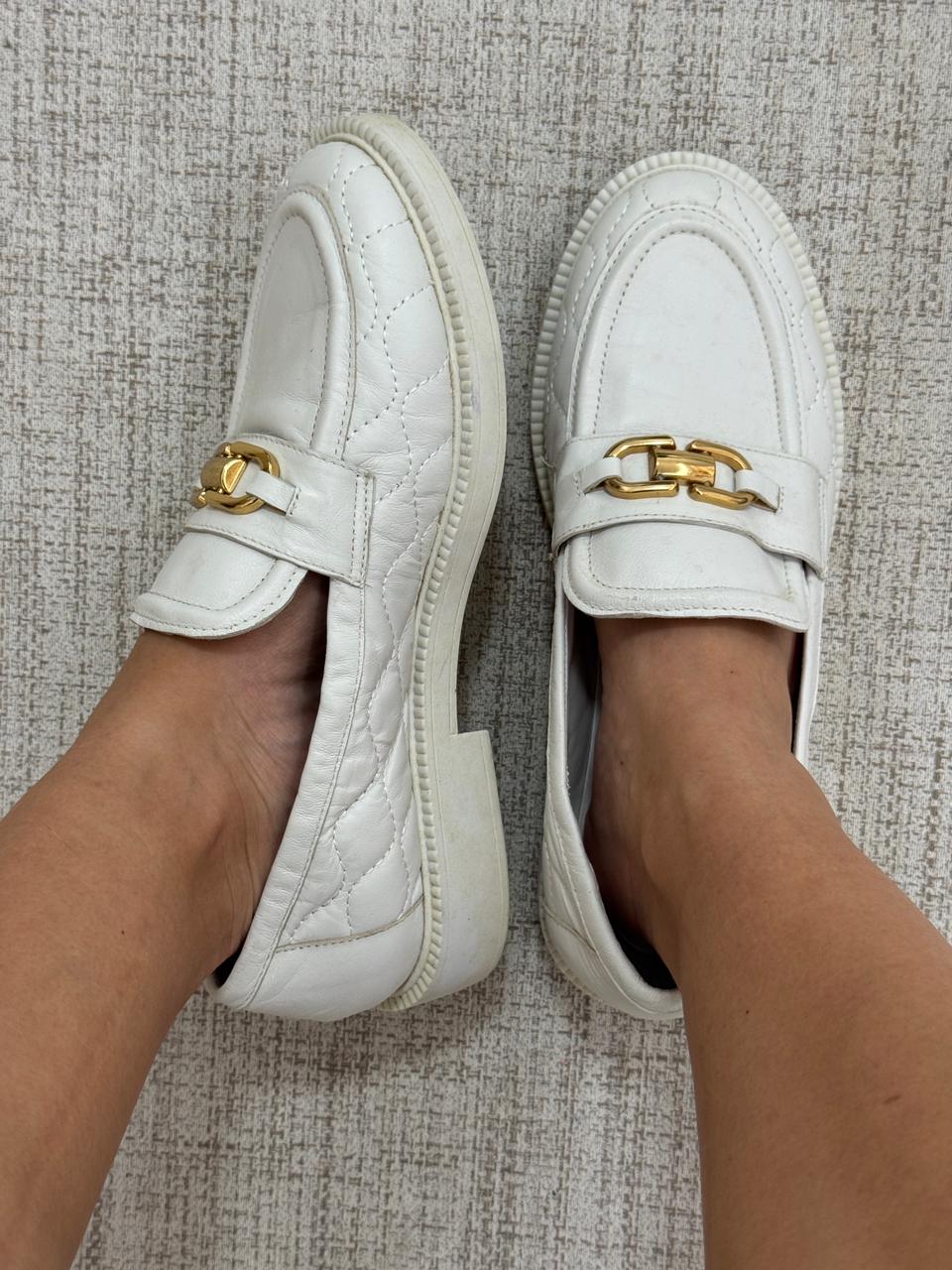 Mocassim em couro branco com fivela dourada - Arezzo