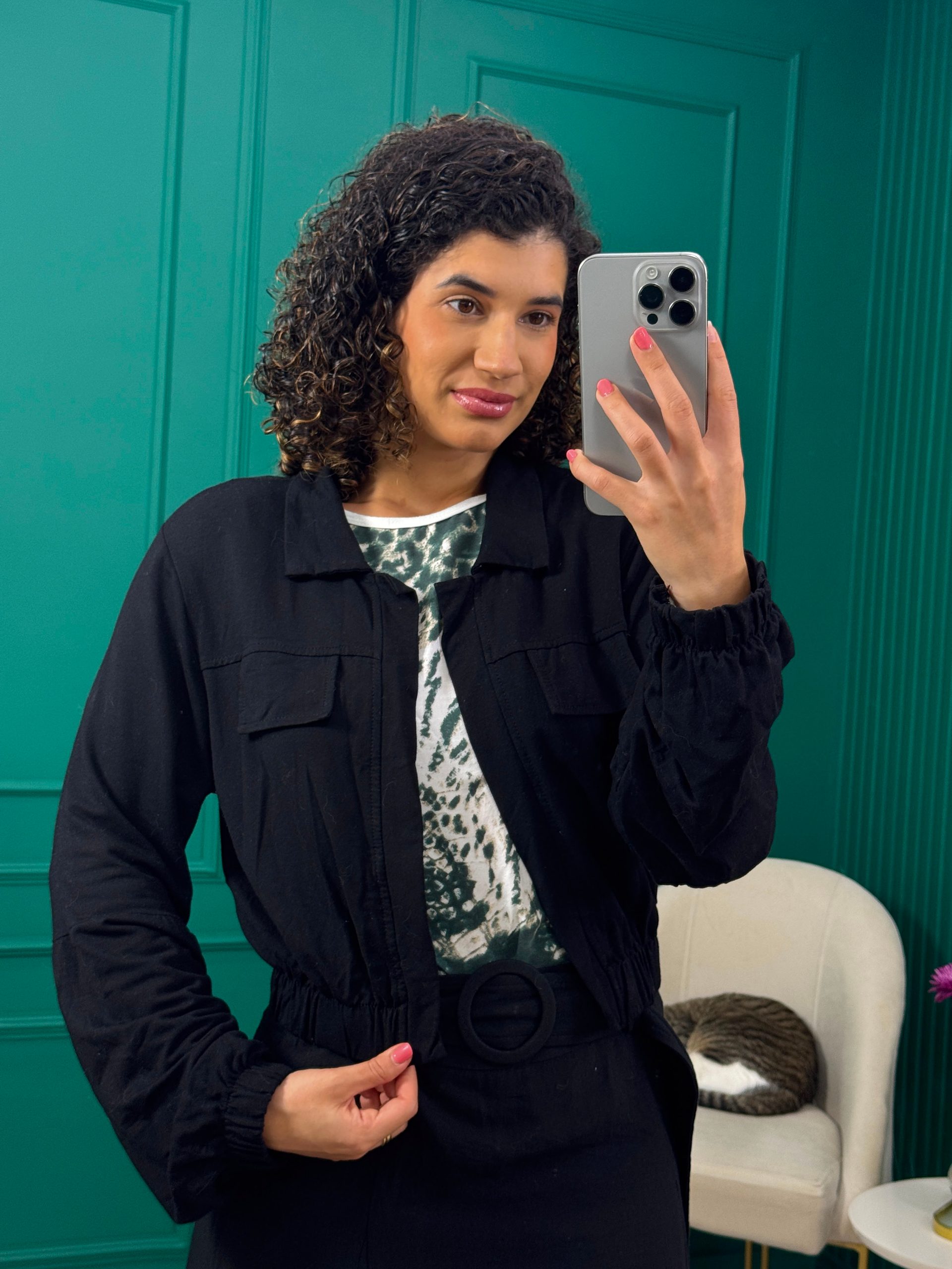 Jaqueta Cropped Preta em Viscose com Bolsos - LB Modas