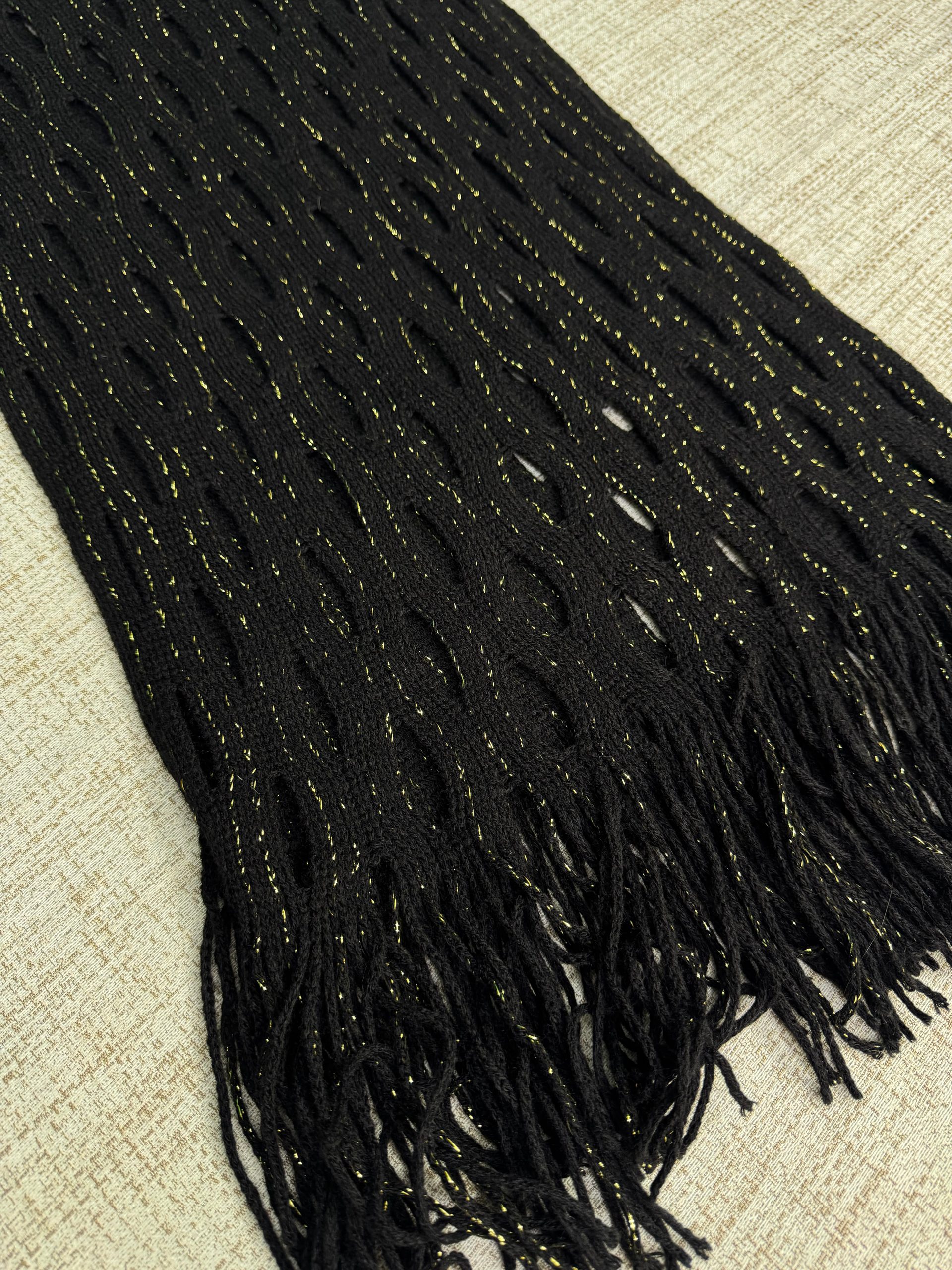 Cachecol em Tricô Preto com Fios de Brilho Dourado