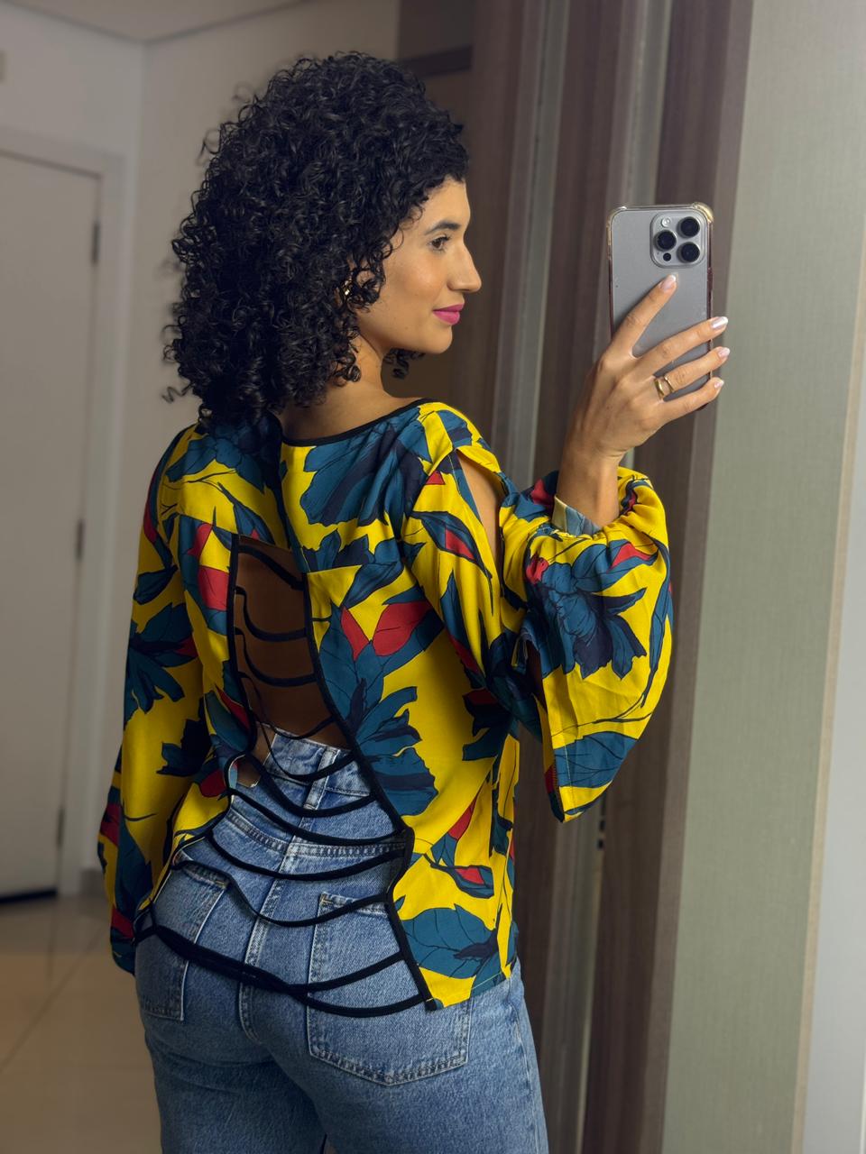 Blusa Estampa Floral Amarelo Petróleo e Vermelho com Detalhes Vazados - Animale