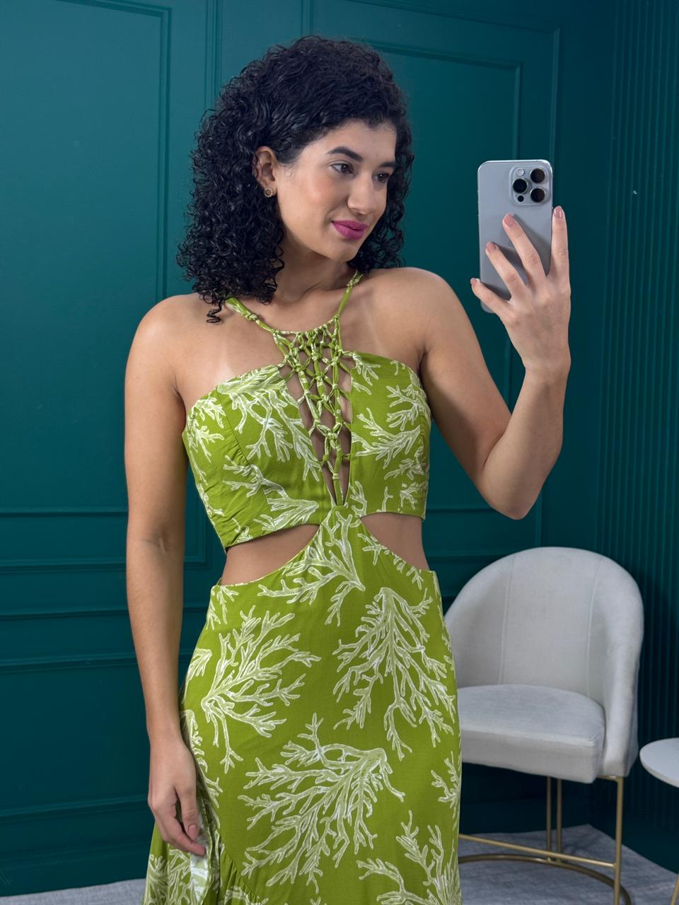 Vestido Longo Verde em Viscose com Estampa Algas, Fenda, Babado, Abertura na Lateral da Cintura, Zíper e Alça Regulável - DIMY