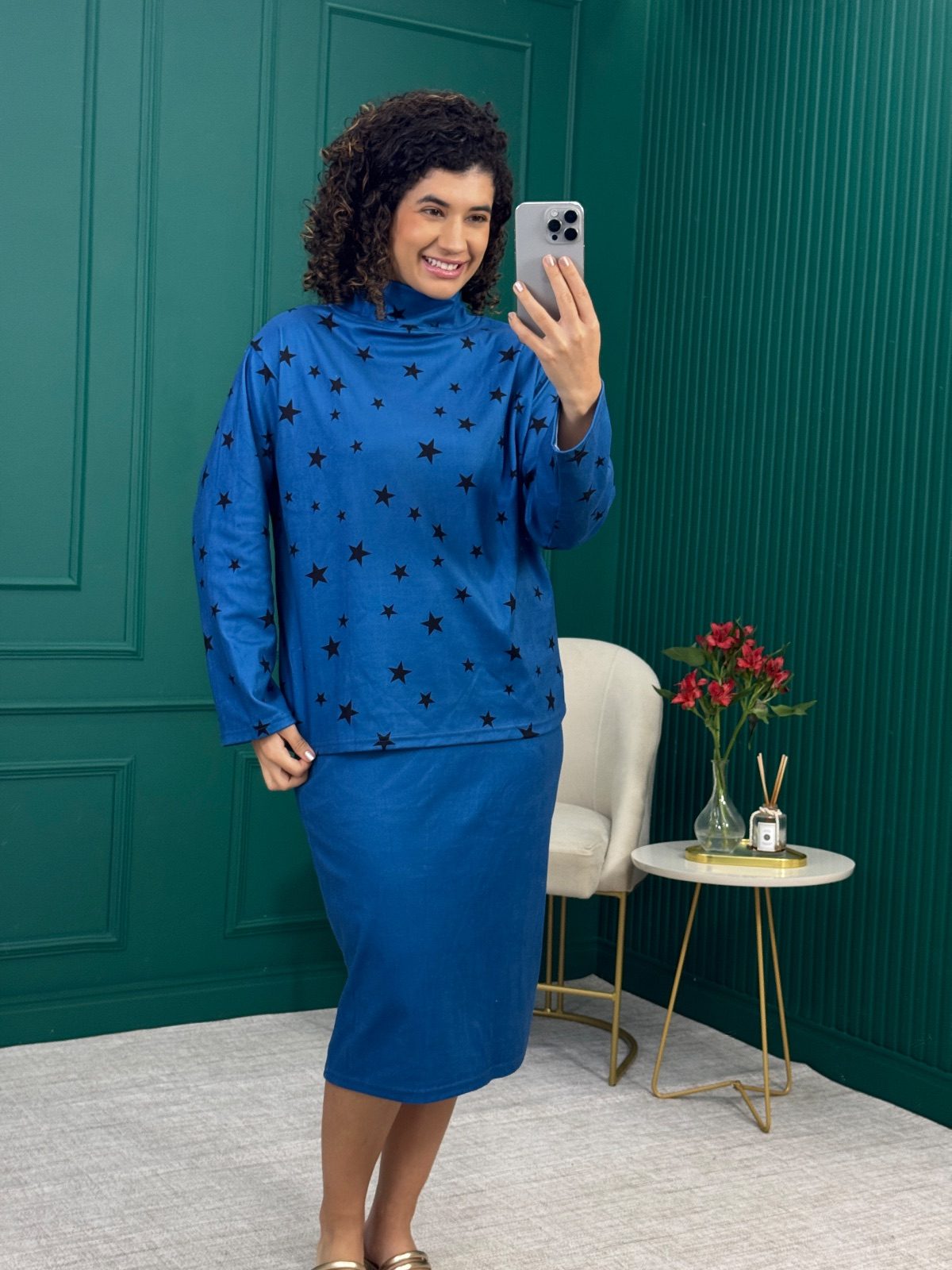 Conjunto Soft Azul de Blusa Manga Longa Gola Alta Estampa Estrelas e Saia Midi