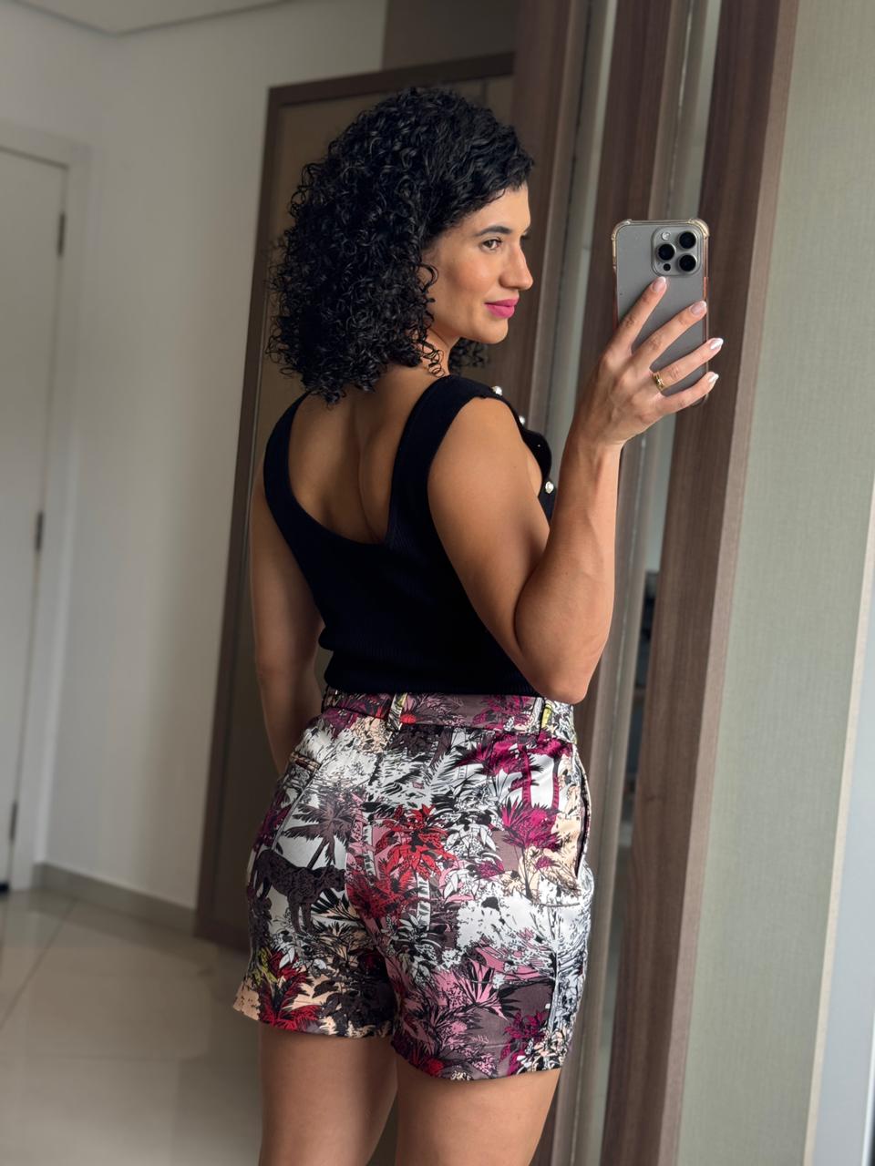 Shorts Acetinado Estampa Fauna e Flora com Fecho Interno e Passante - Ellus