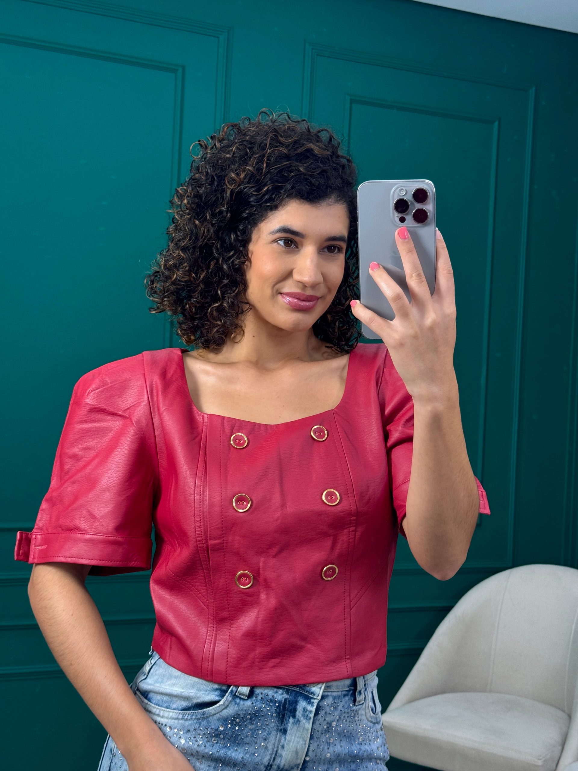 Cropped Vermelho em Viscose Revestida com Poliuretano Manga Bufante e Botões - Alice