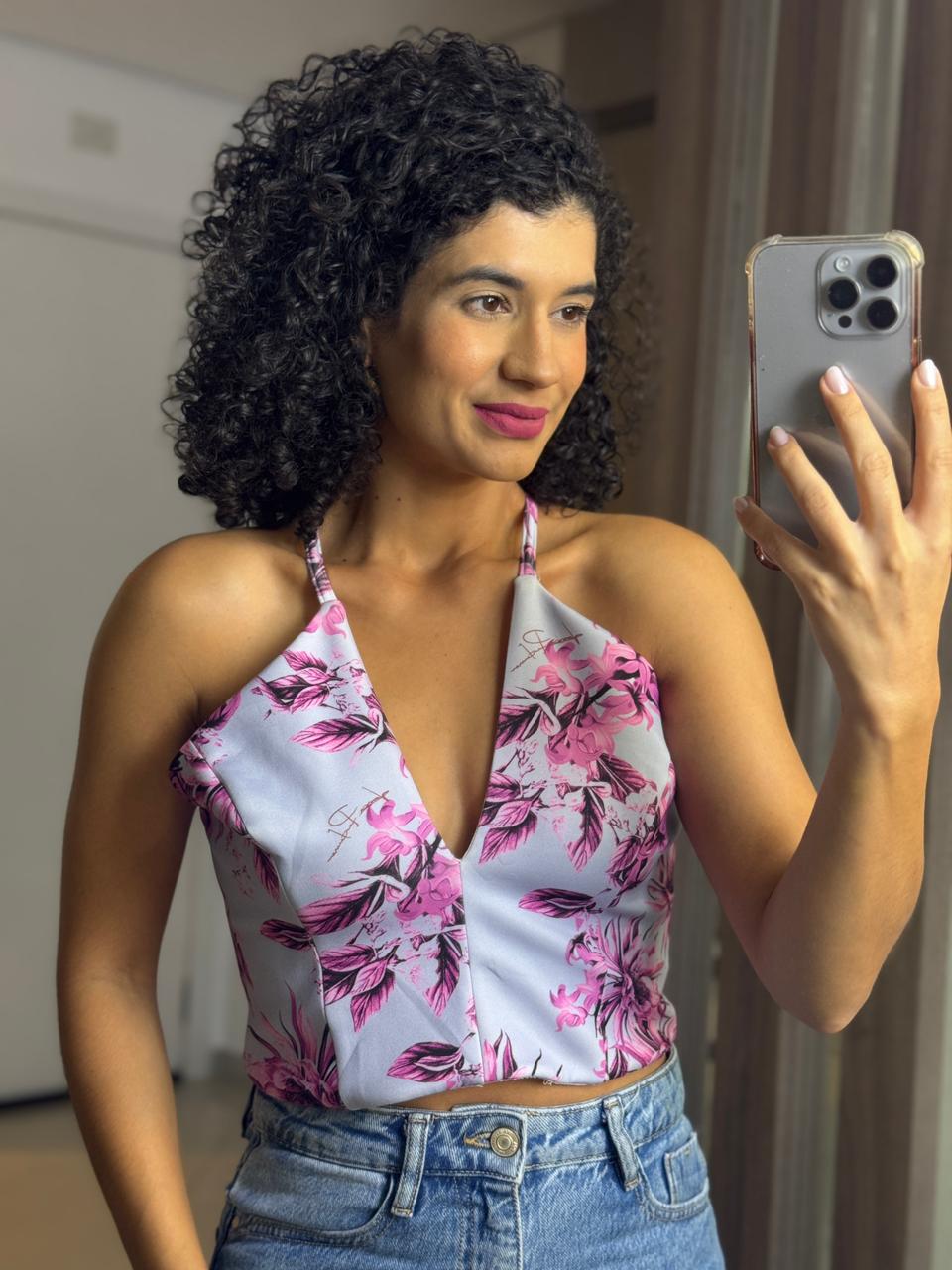 Cropped lilás floral com forro, alça regulável e zíper aparente - Lança Perfume